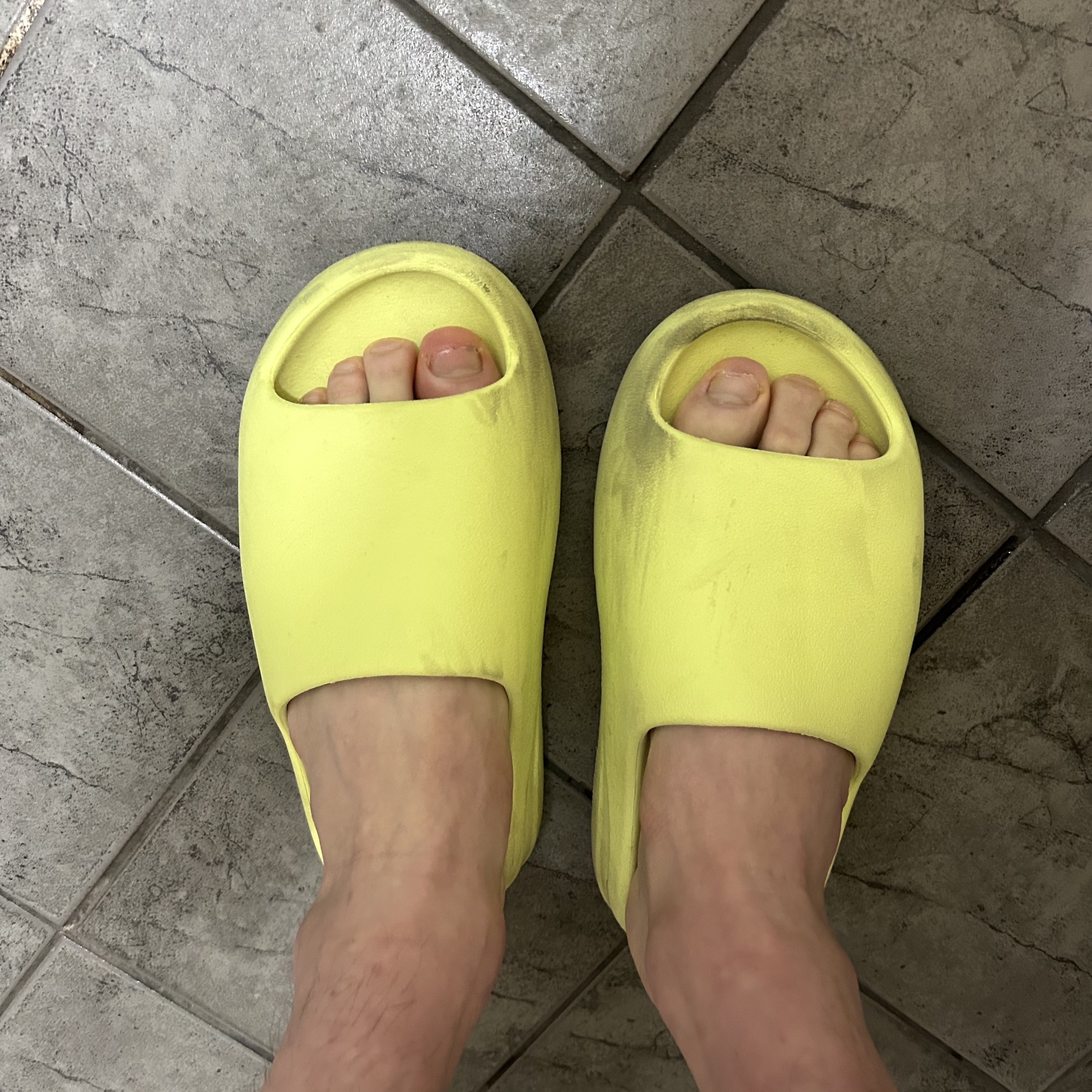 Adidas Yeezy Slide Glow Green 2022/2023 착용 스타일