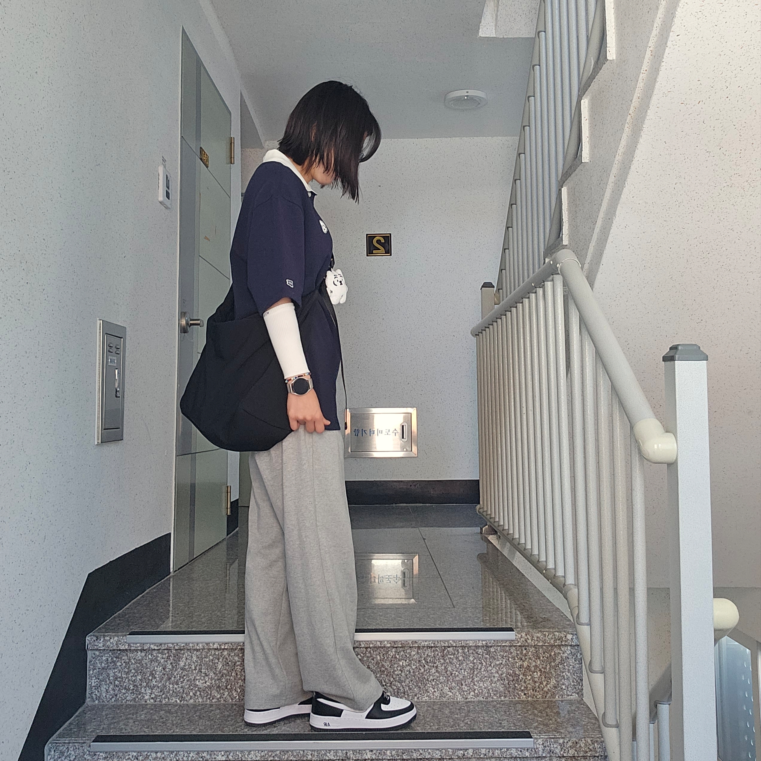 (GS) Nike Air Force 1 LV8 2 Black White 착용 스타일 - 2