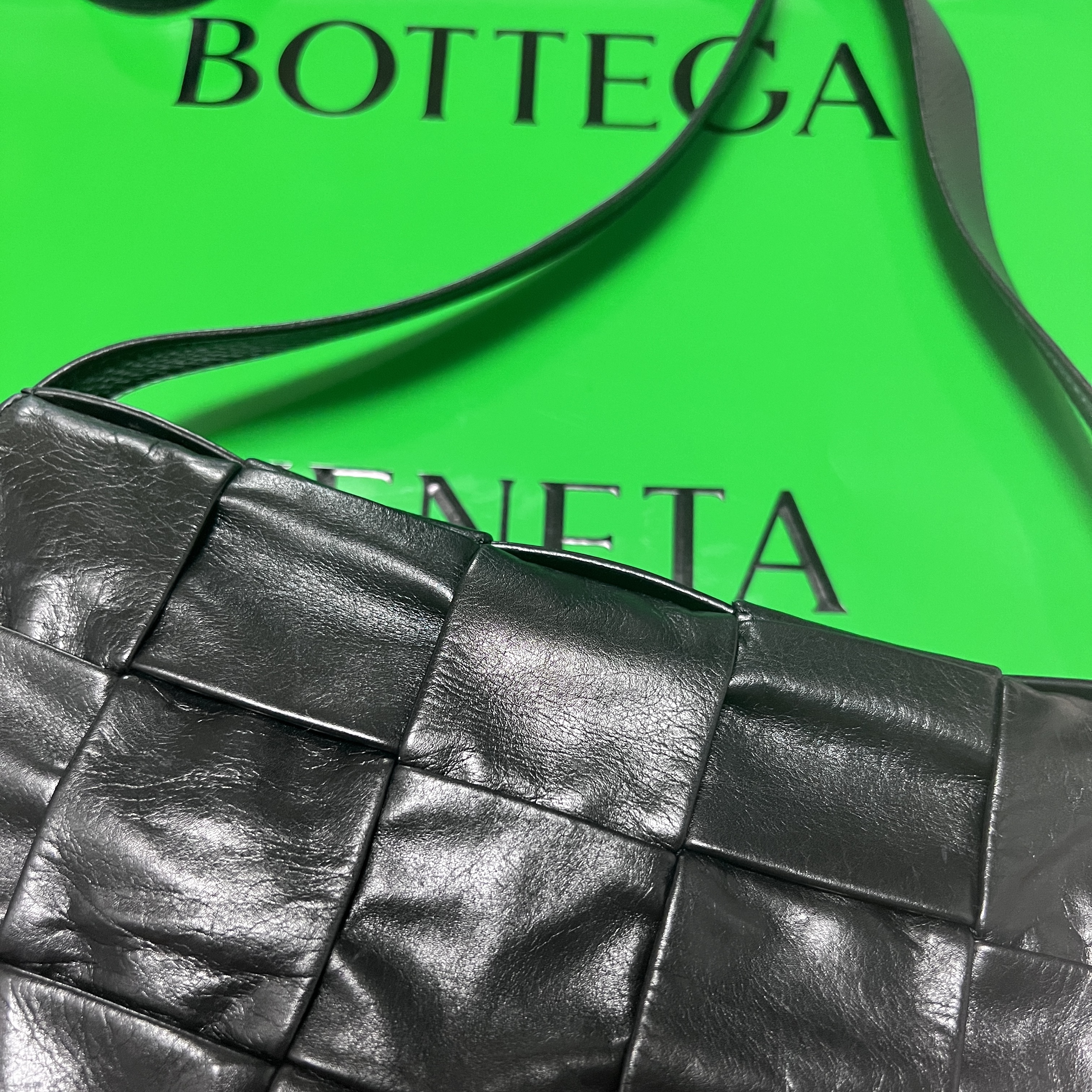 Bottega Veneta Small Leather Cassette Black 착용 스타일