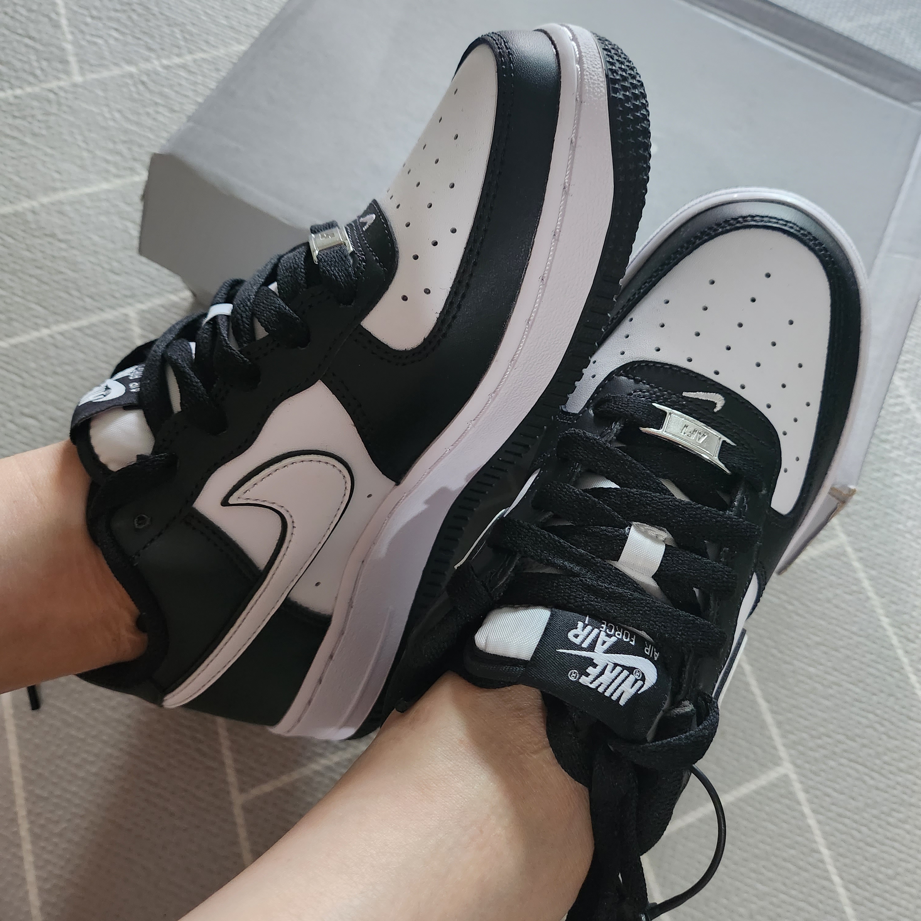 (GS) Nike Air Force 1 LV8 2 Black White 착용 스타일 - 1