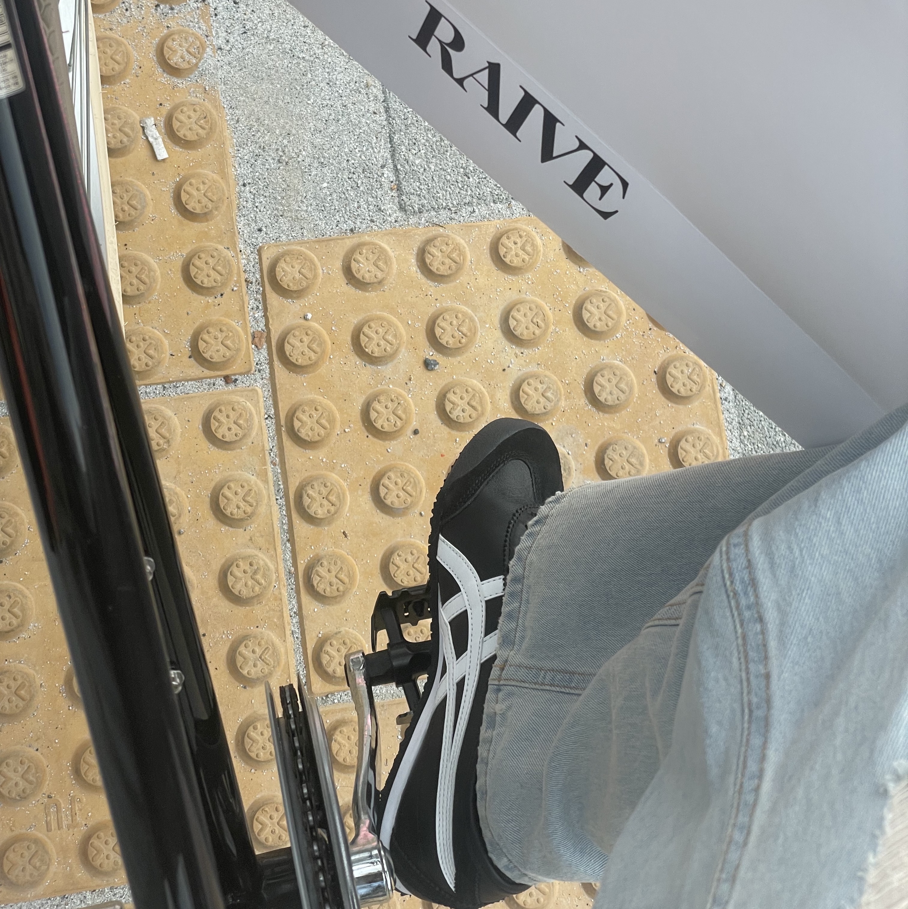Onitsuka Tiger Mexico 66 Black White 착용 스타일 - 1