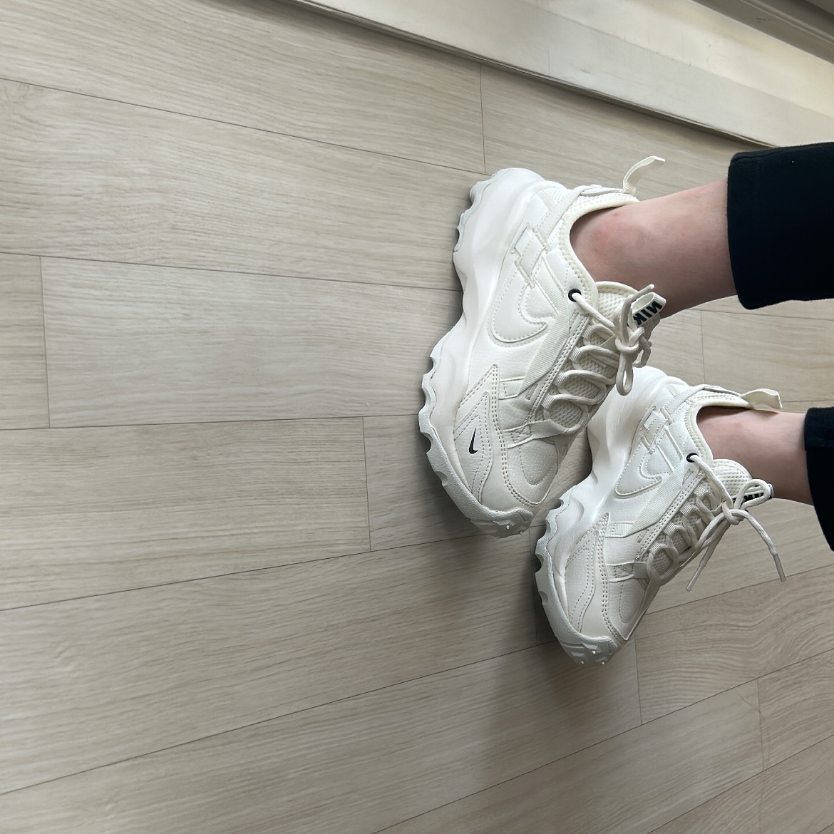 (W) Nike TC 7900 Summit White 착용 스타일 - 2