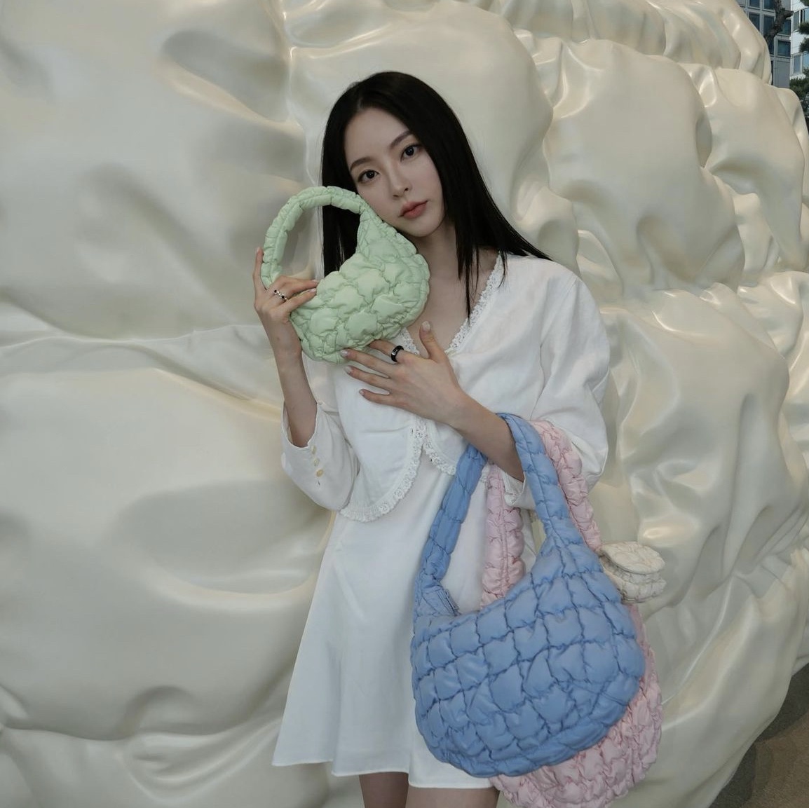COS Quilted Micro Bag Green, COS Quilted Oversized Shoulder Bag Pink 착용 스타일 - 1