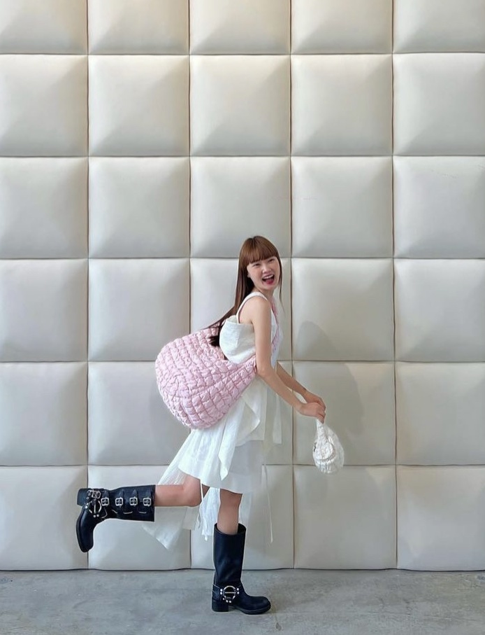 COS Quilted Oversized Shoulder Bag Pink, COS Quilted Nano Bag Beige 착용 스타일