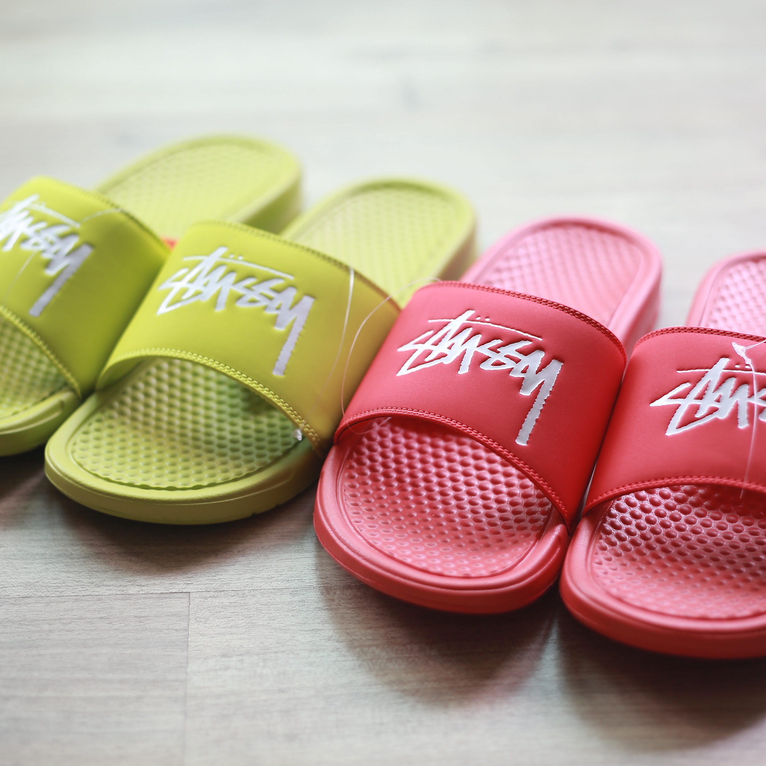 Nike x Stussy Benassi Slide Habanero Red, Nike x Stussy Benassi Slide Volt 착용 스타일
