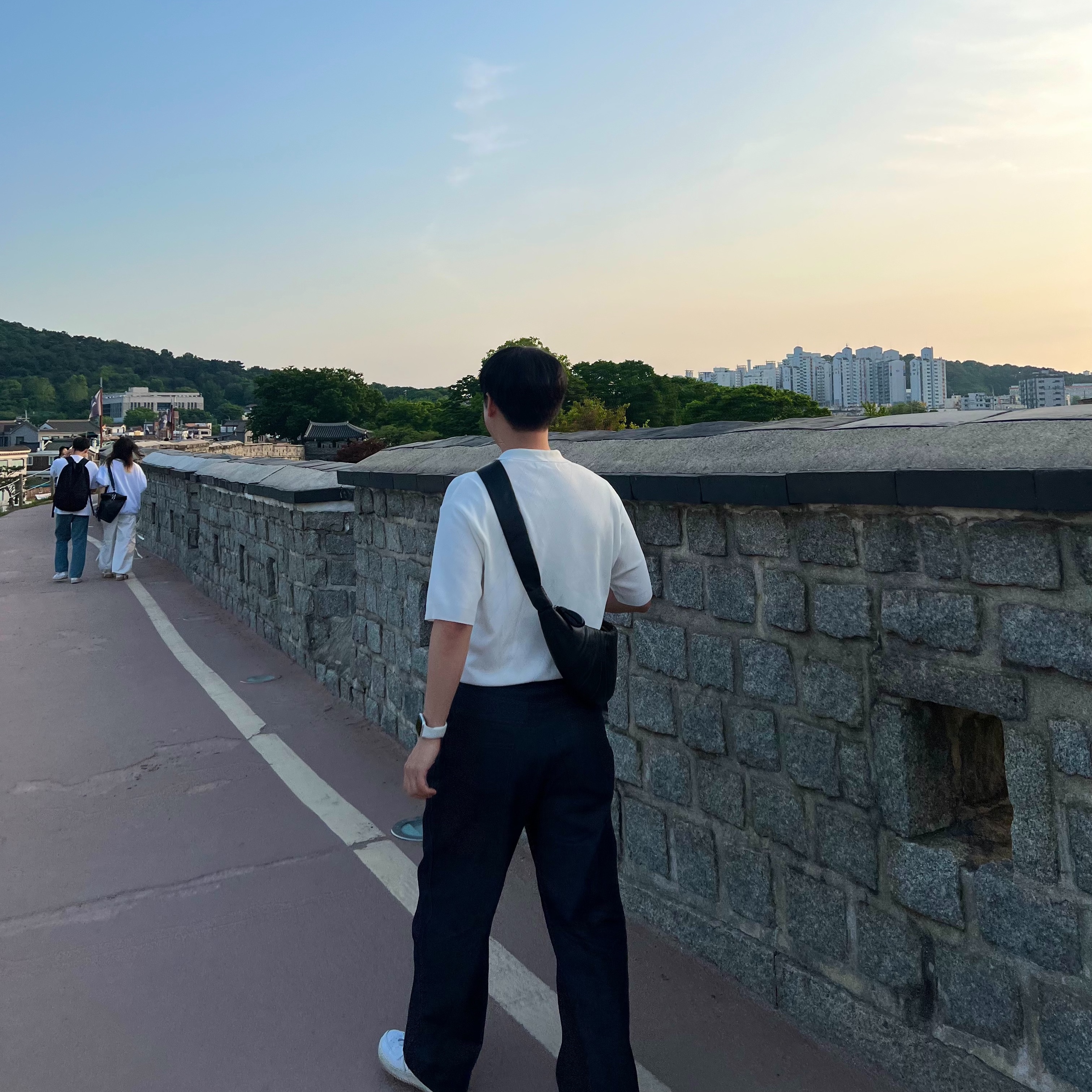 르메르 스몰 크루아상 백 소프트 나파 레더 블랙, 나이키 에어포스 1 '07 로우 화이트 착용 스타일