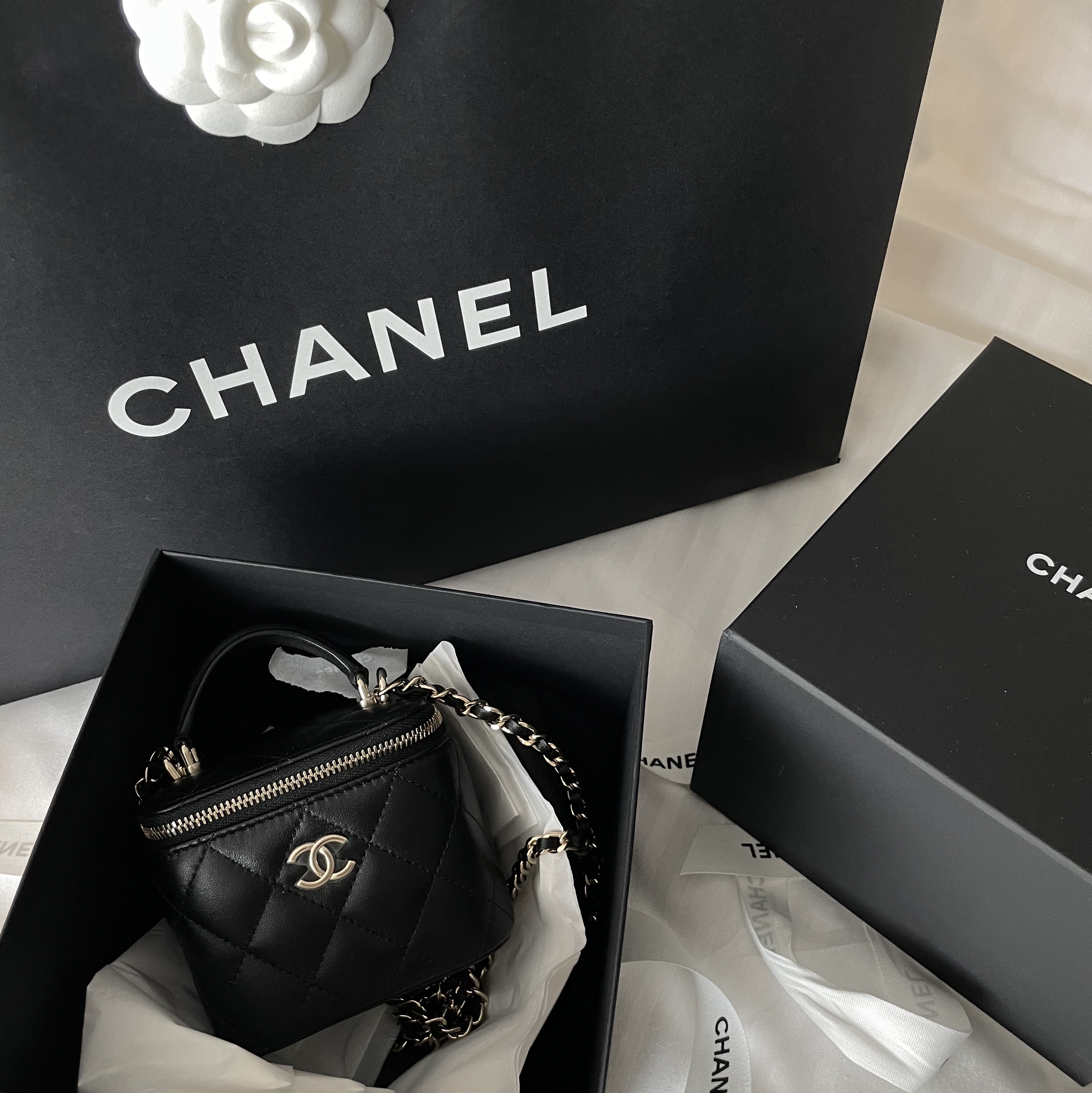 Chanel Small Vanity With Chain Lambskin & Gold Black 착용 스타일 - 1