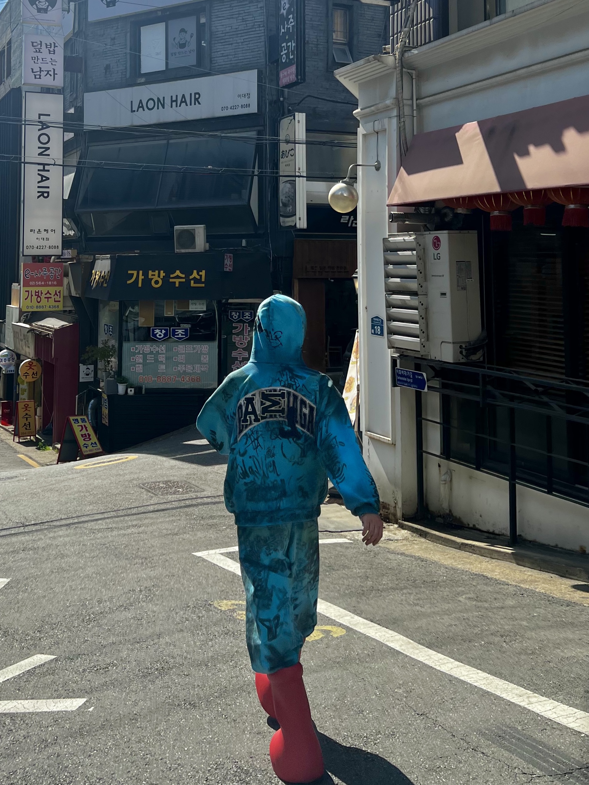 Balenciaga Skater Graffiti Zip-Up Hoodie Heather Grey, Balenciaga Skater Baggy Sweatpants Grey 착용 스타일 - 2