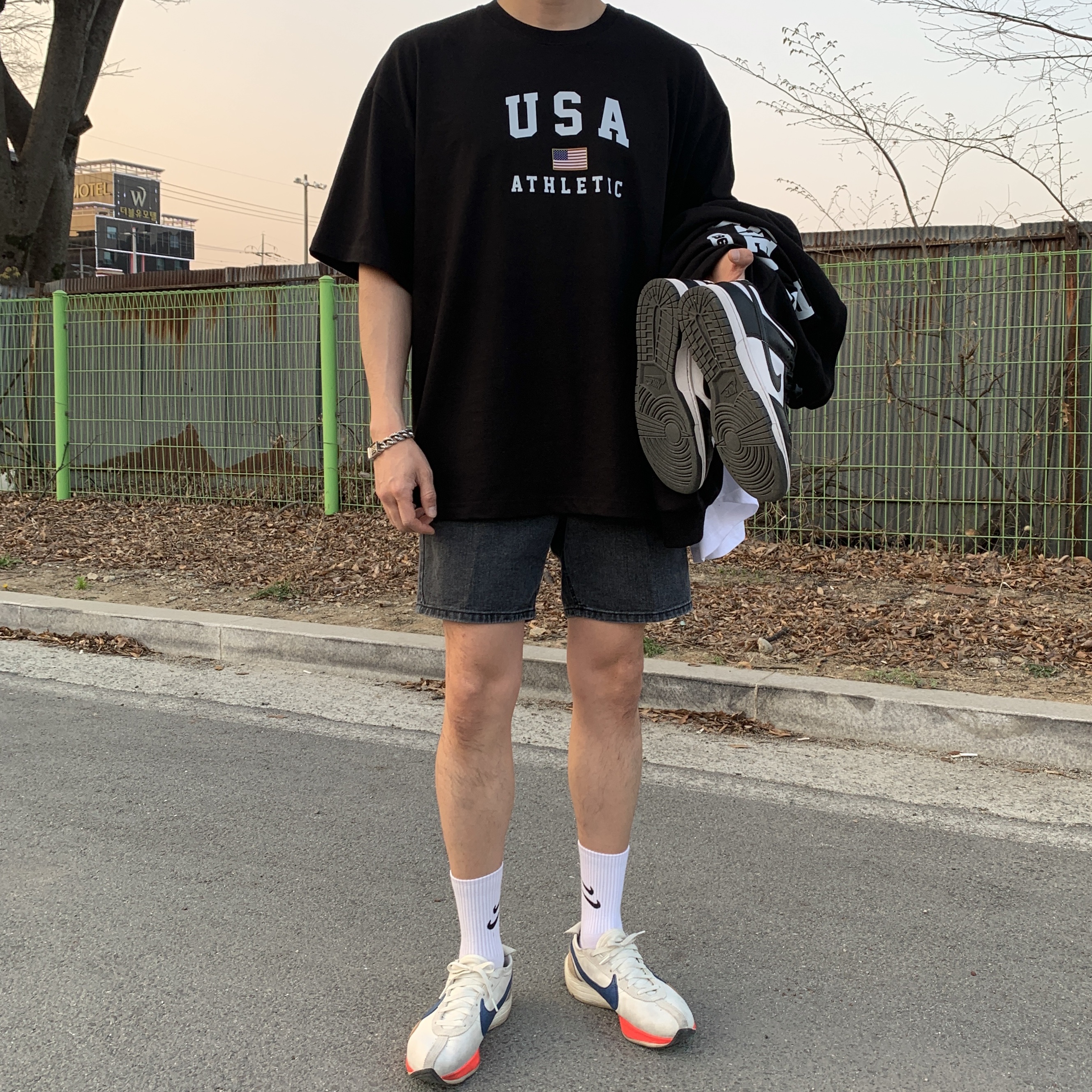 나이키 문레이서 세일 솔라 블루, 나이키 덩크 로우 레트로 블랙 착용 스타일 - 1