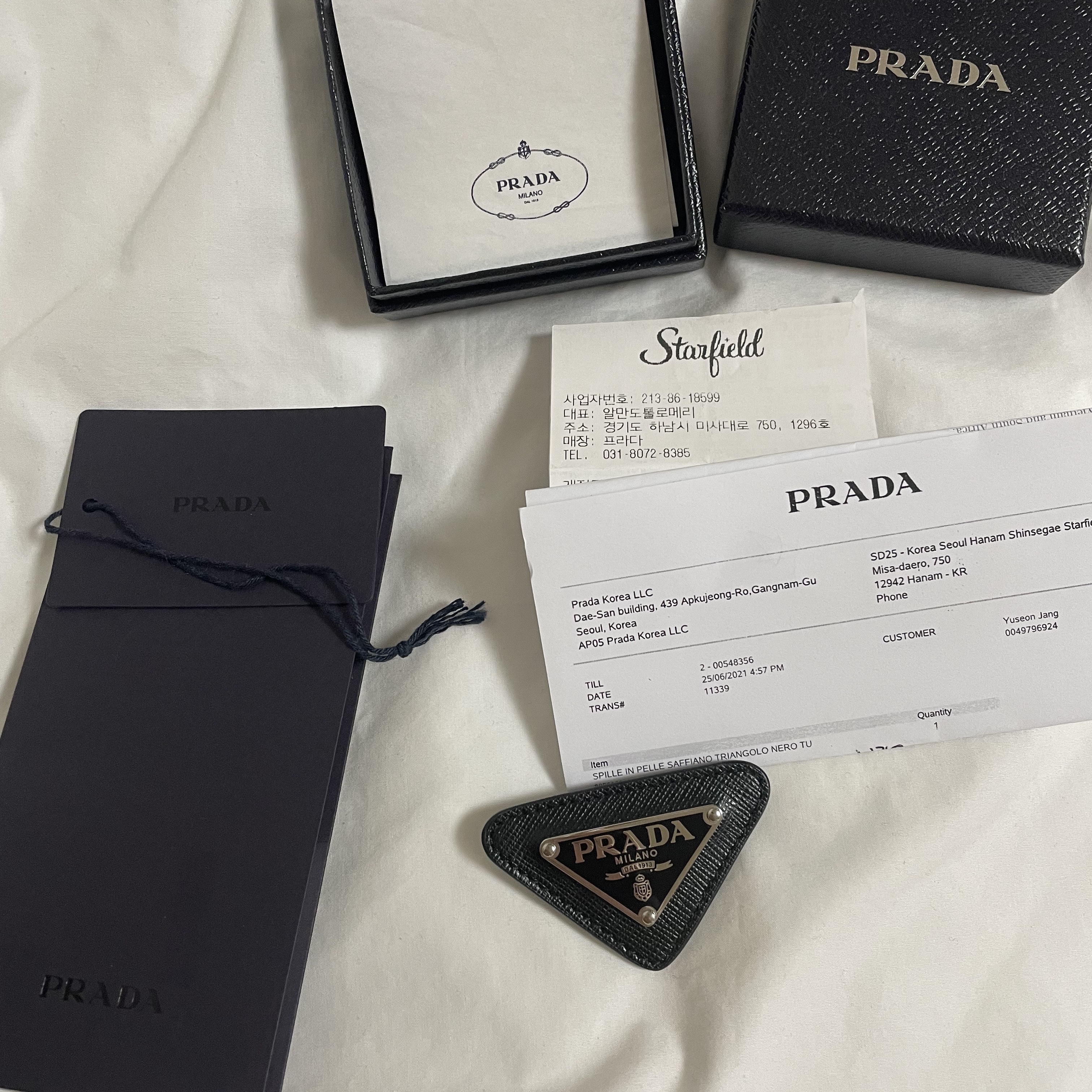 Prada Enameled Triangle Pin with Saffiano Trim Black 착용 스타일 - 2