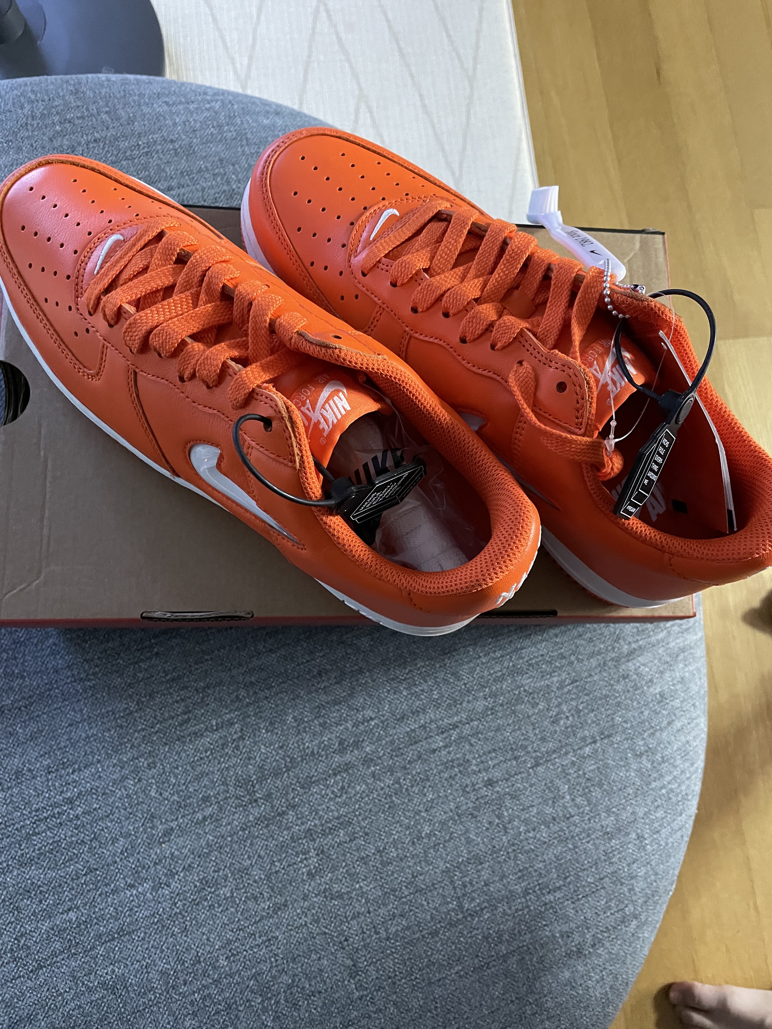 Nike Air Force 1 Low Retro Color of The Month Safety Orange 착용 스타일 - 3