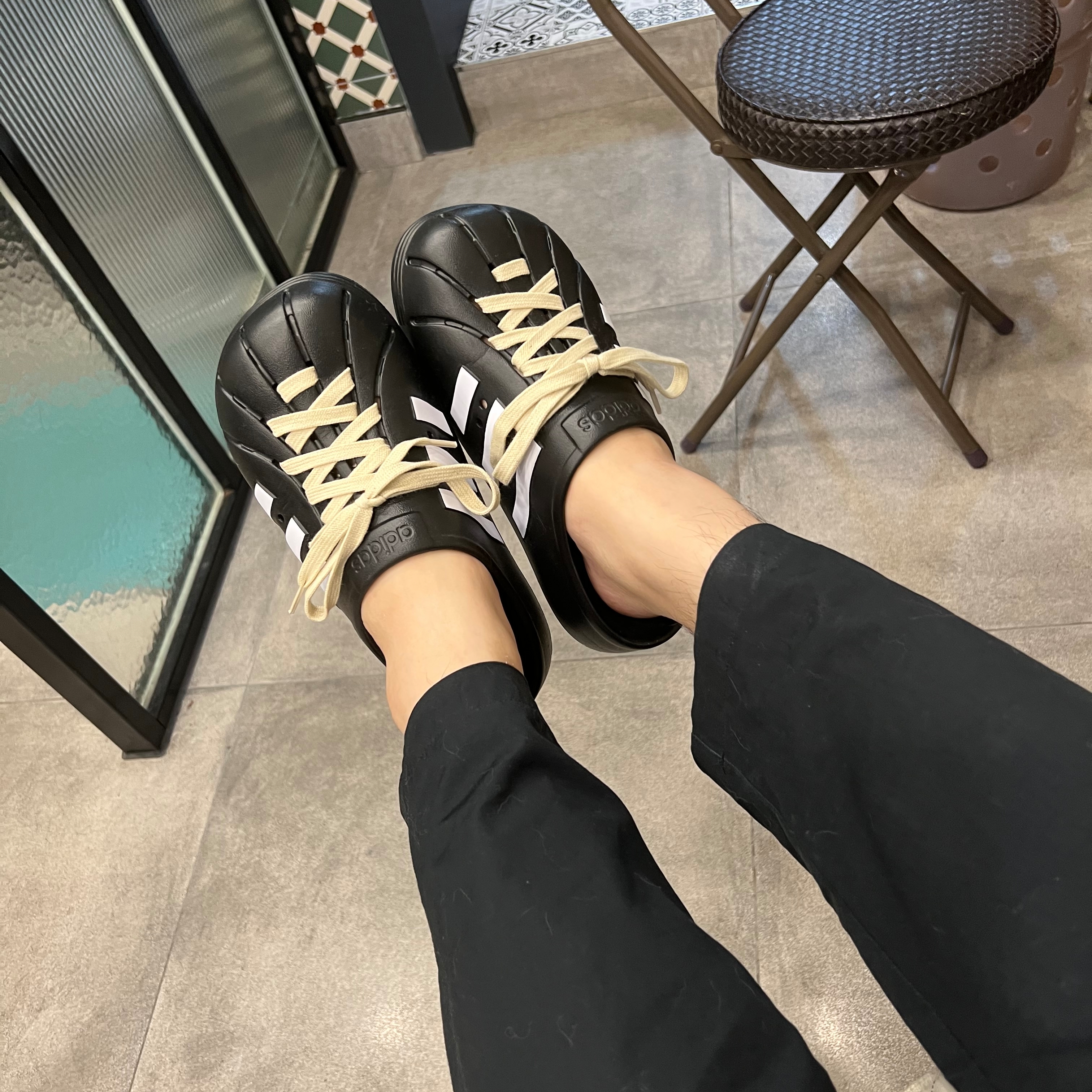 Adidas Adilette Clog Black White 착용 스타일