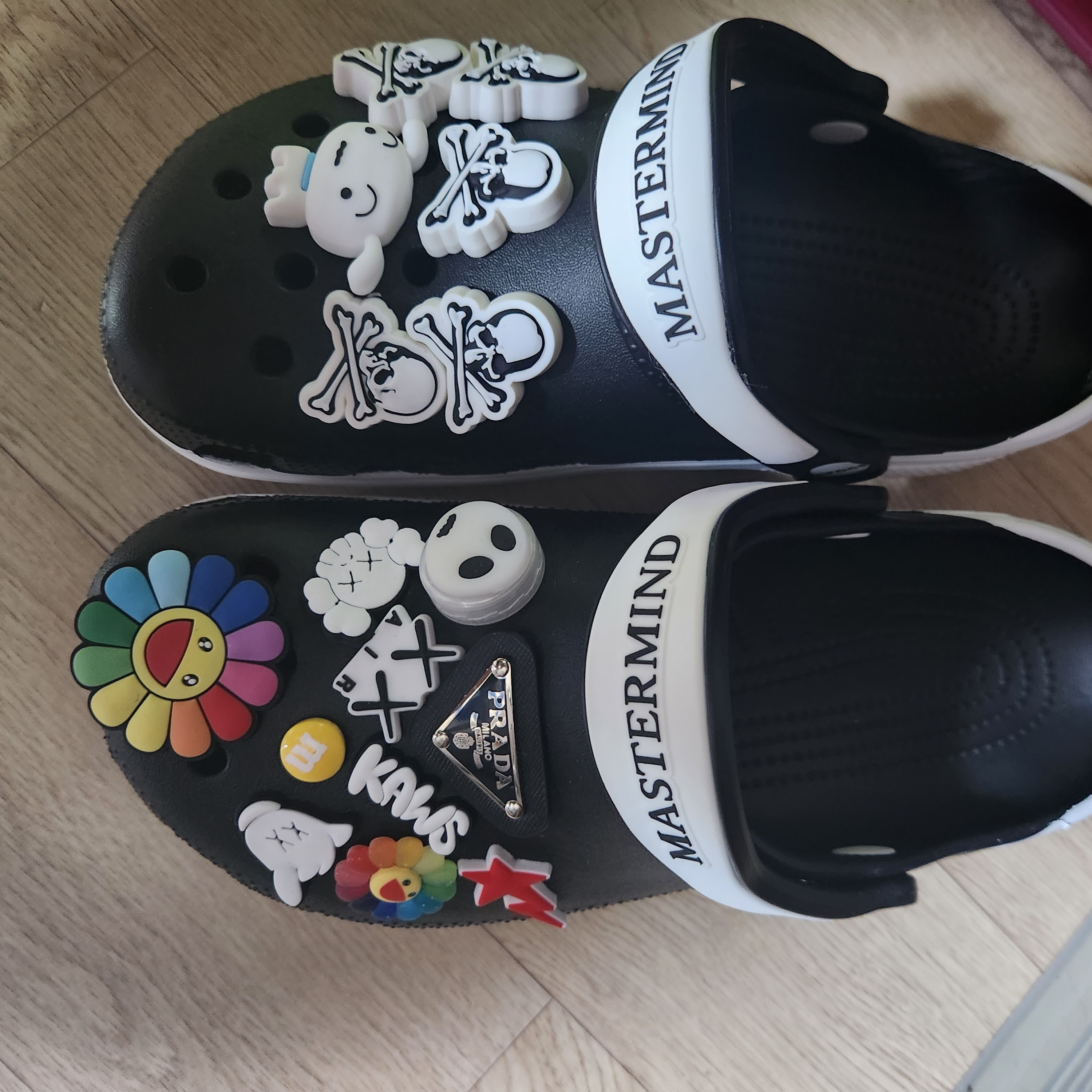 Crocs x Mastermind Classic Clog Black White 착용 스타일 - 2
