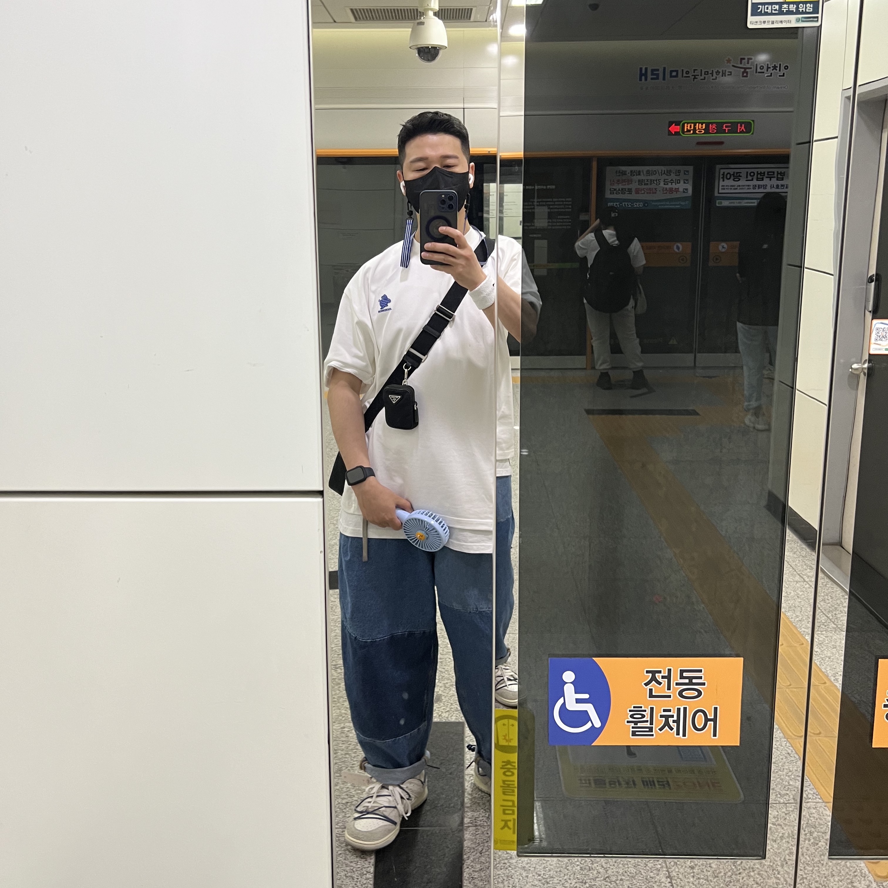Zara x Ader Error Barrel Leg Jeans Blue, Prada Re-Nylon and Saffiano Leather Shoulder Bag Black 착용 스타일