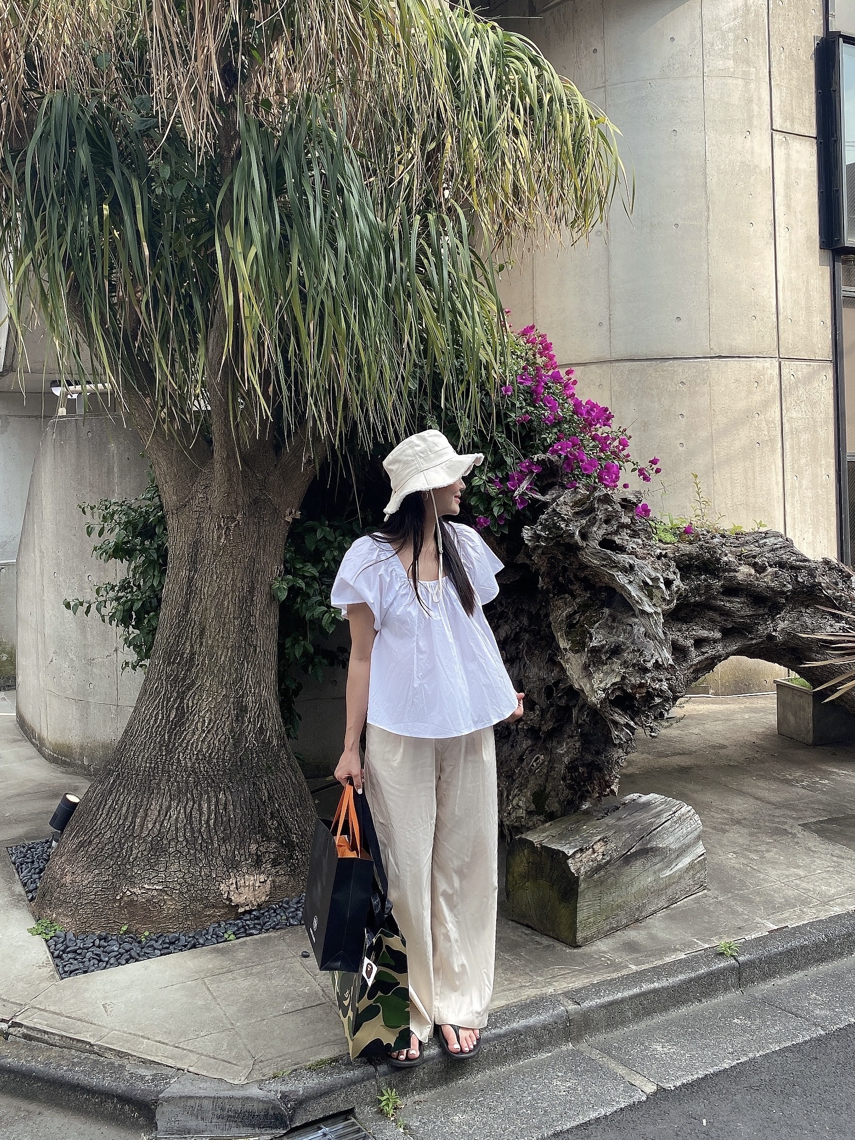 Jacquemus Le Bob Artichaut Bucket Hat Off White, Oofos OOriginal Black 착용 스타일 - 1