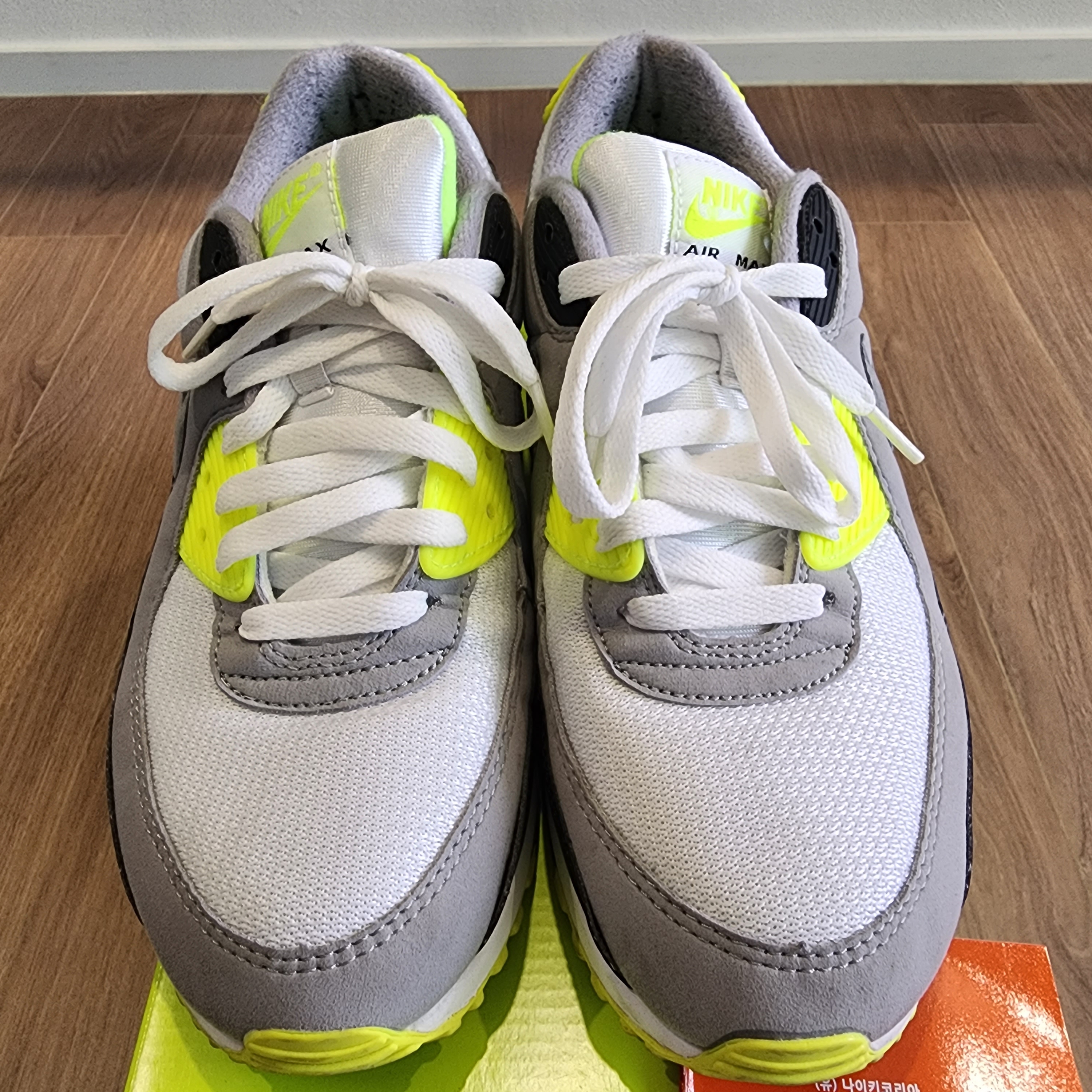 Nike Air Max 90 OG Volt 2020 착용 스타일 - 1