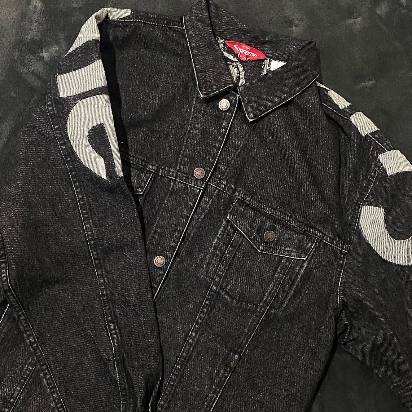 Supreme Inset Logo Denim Trucker Jacket Black - 22SS 착용 스타일