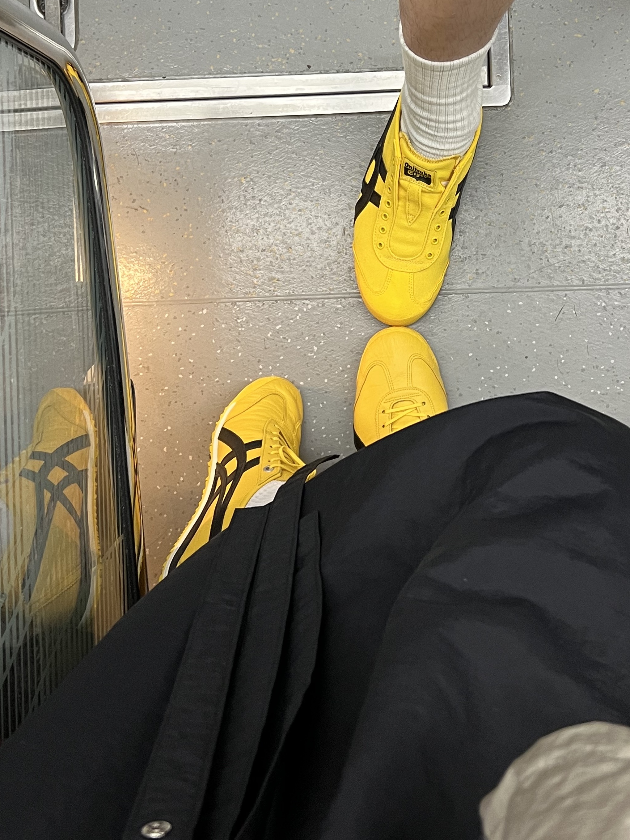 Onitsuka Tiger Mexico 66 SD Yellow Black, Onitsuka Tiger Mexico 66 Slip-On Yellow Black 착용 스타일 - 2