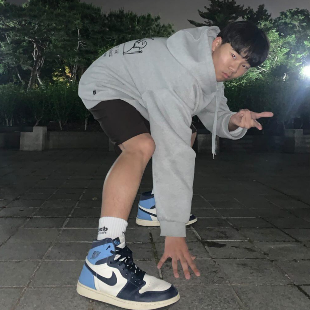 조던 1 레트로 하이 옵시디언 UNC 착용 스타일 - 2