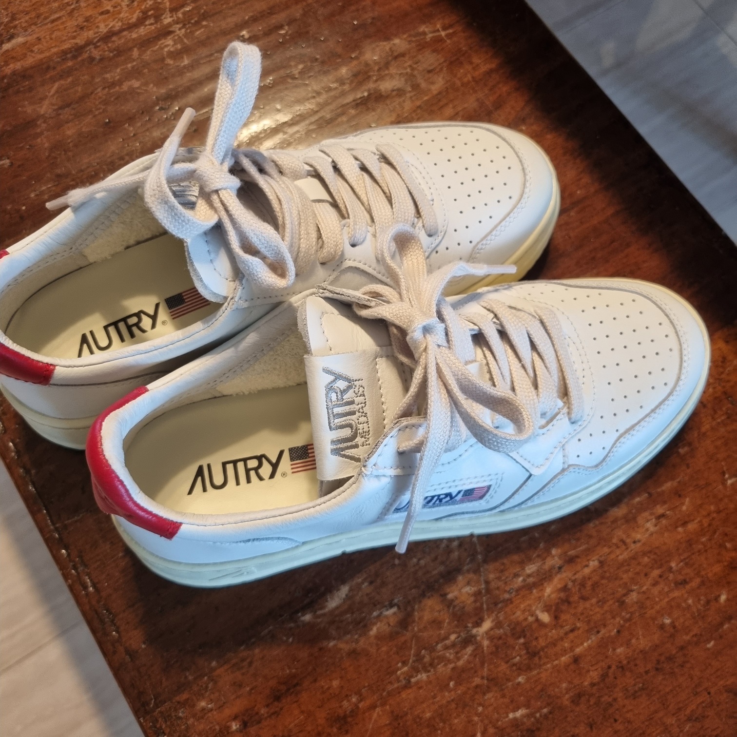 (W) Autry Medalist Low Leather Sneakers White Red 착용 스타일 - 1