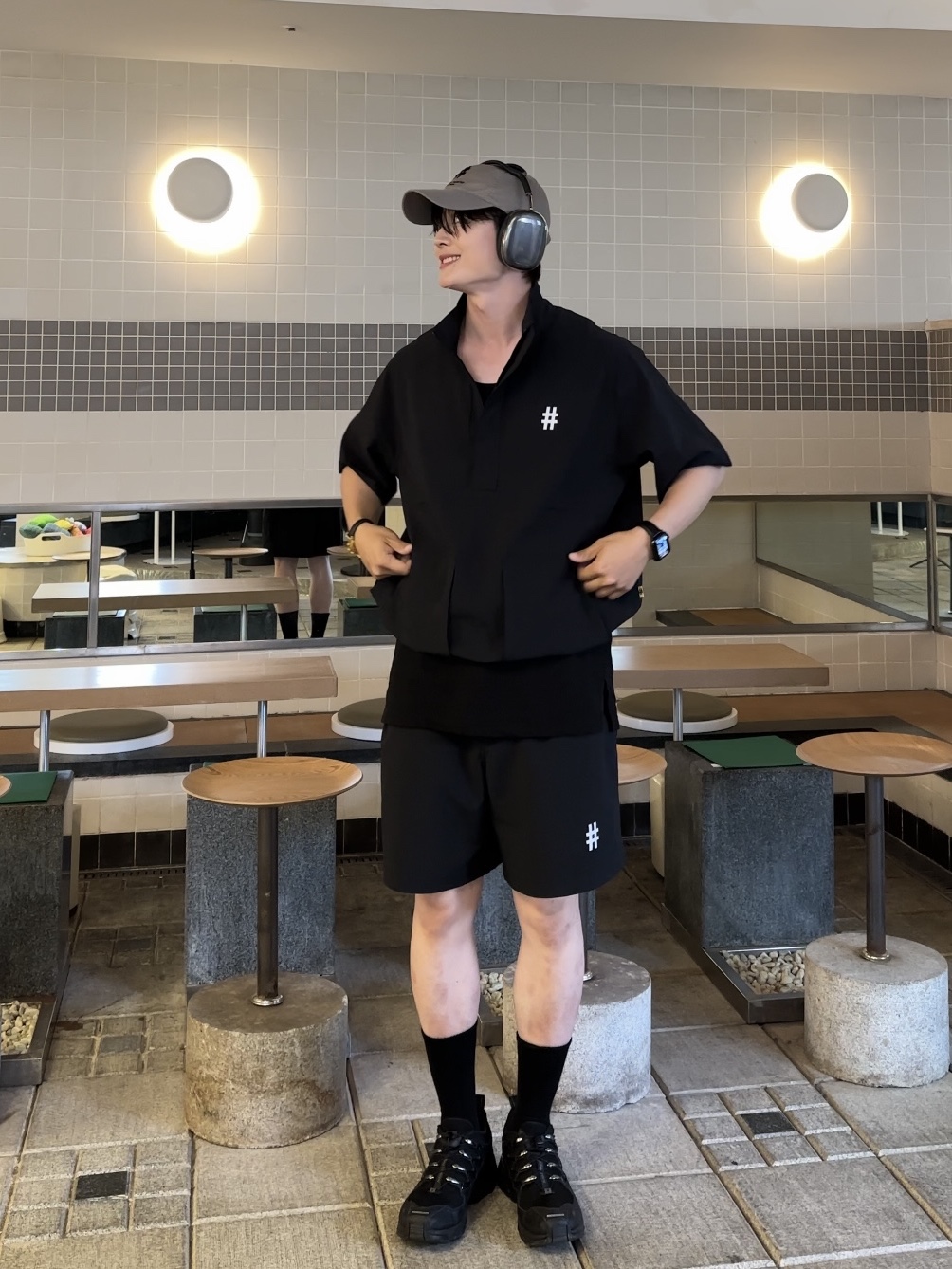 Salomon ACS Pro Black, Apple AirPods Max Lightning Space Gray (Korean Ver.) 착용 스타일