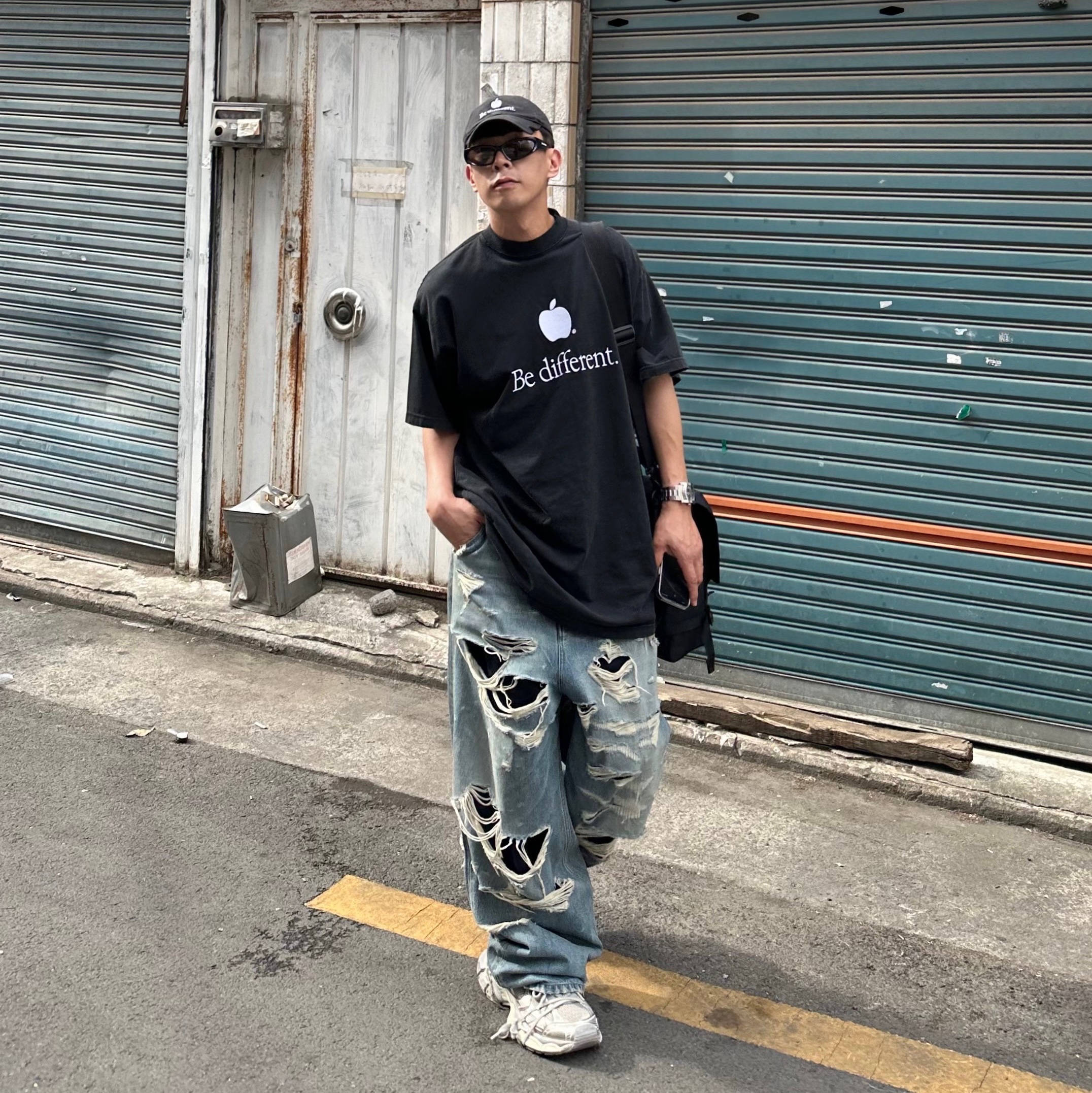 Balenciaga Be Different T-Shirt Black, Balenciaga 3XL Sneakers Light Beige 착용 스타일