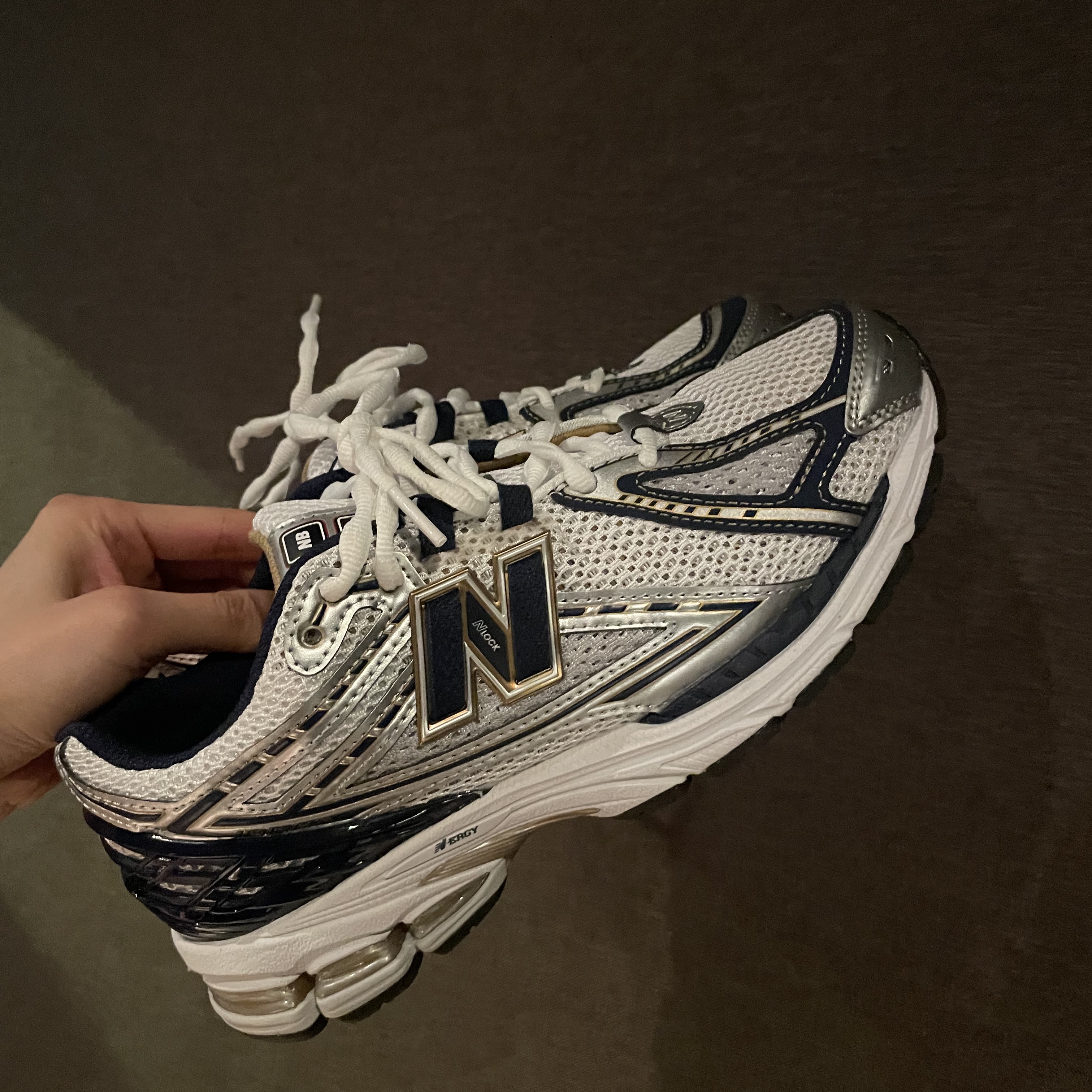 New Balance 1906R White Navy Gold 착용 스타일