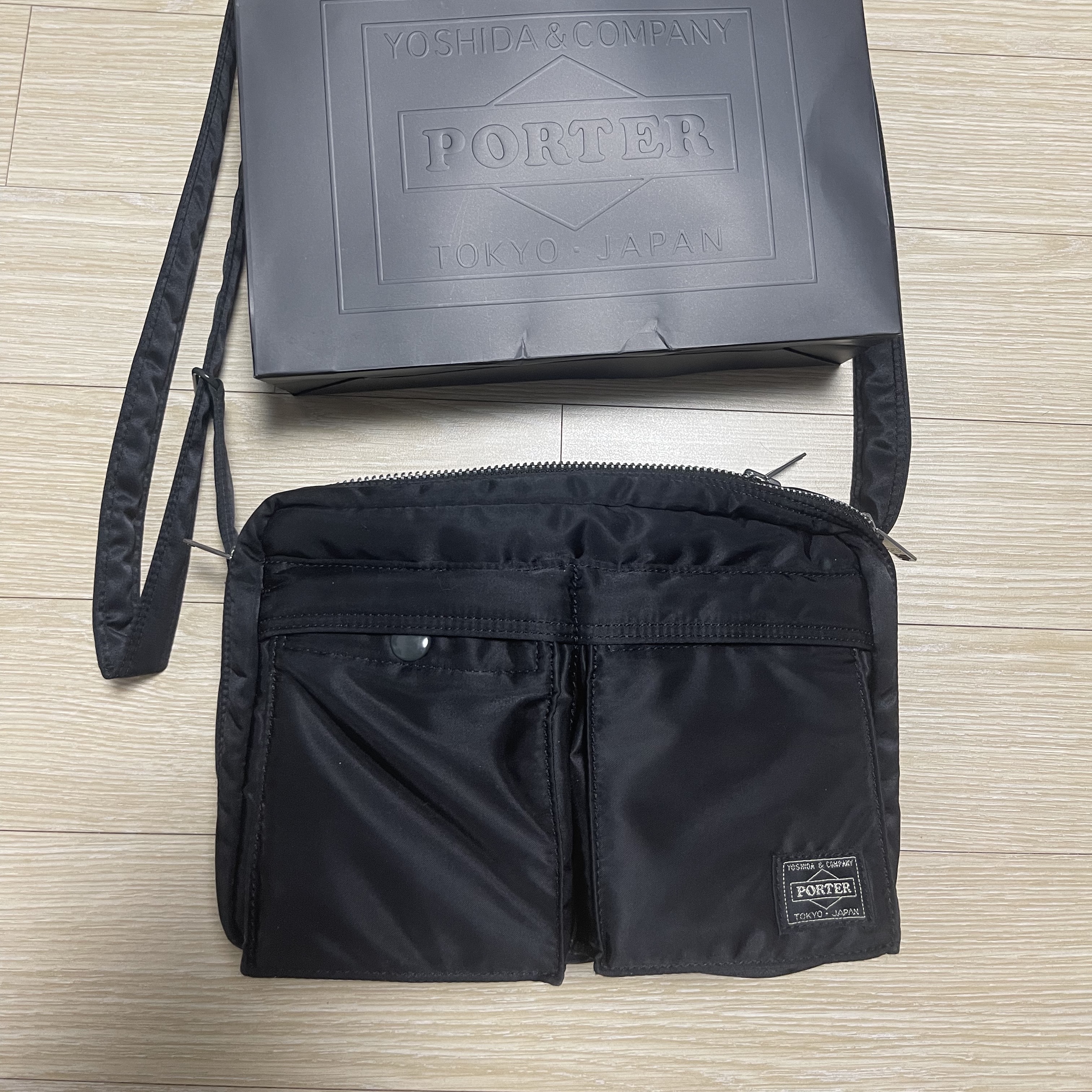 Porter Tanker Shoulder Bag S Black 착용 스타일