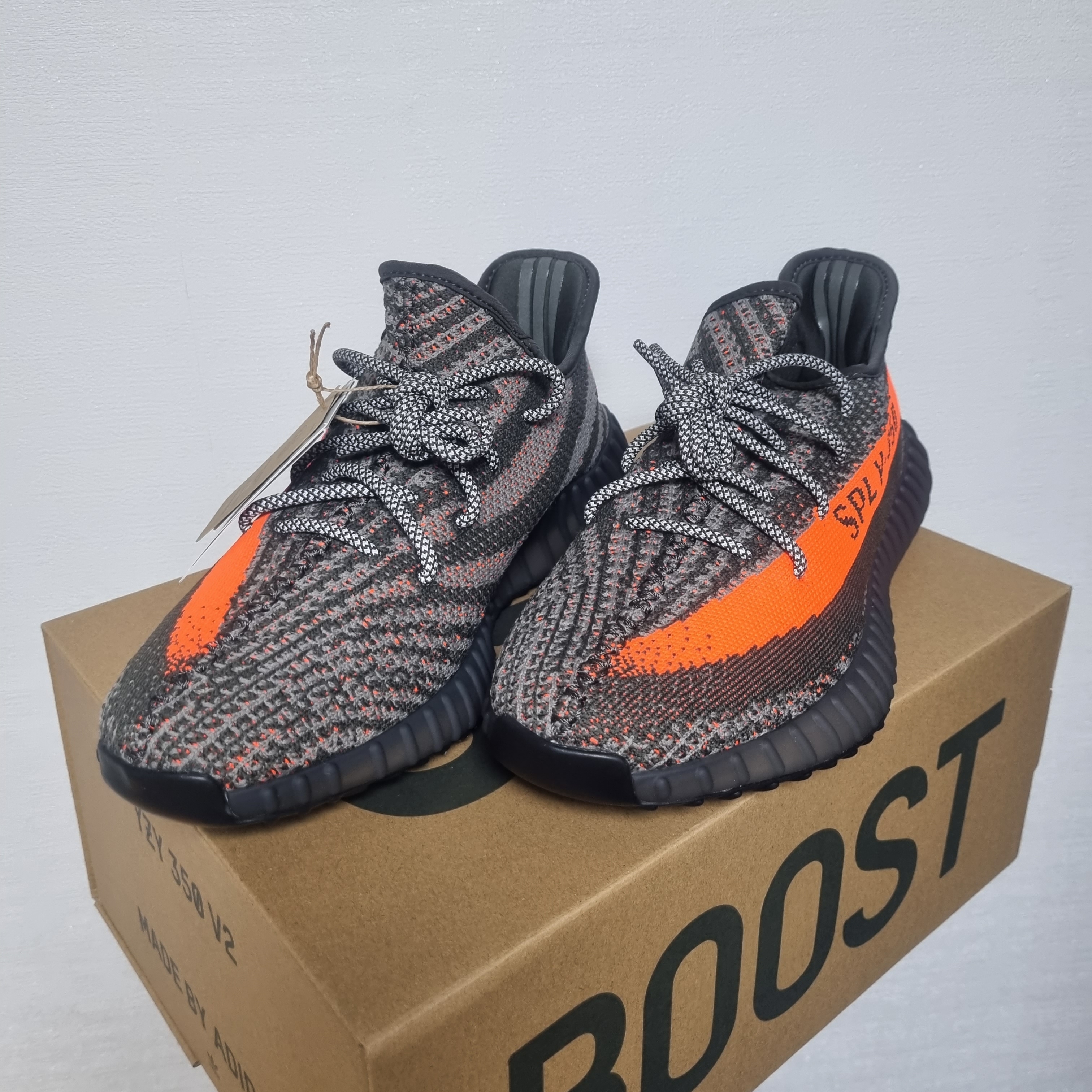 아디다스 이지 부스트 350 V2 카본 벨루가 착용 스타일 - 1