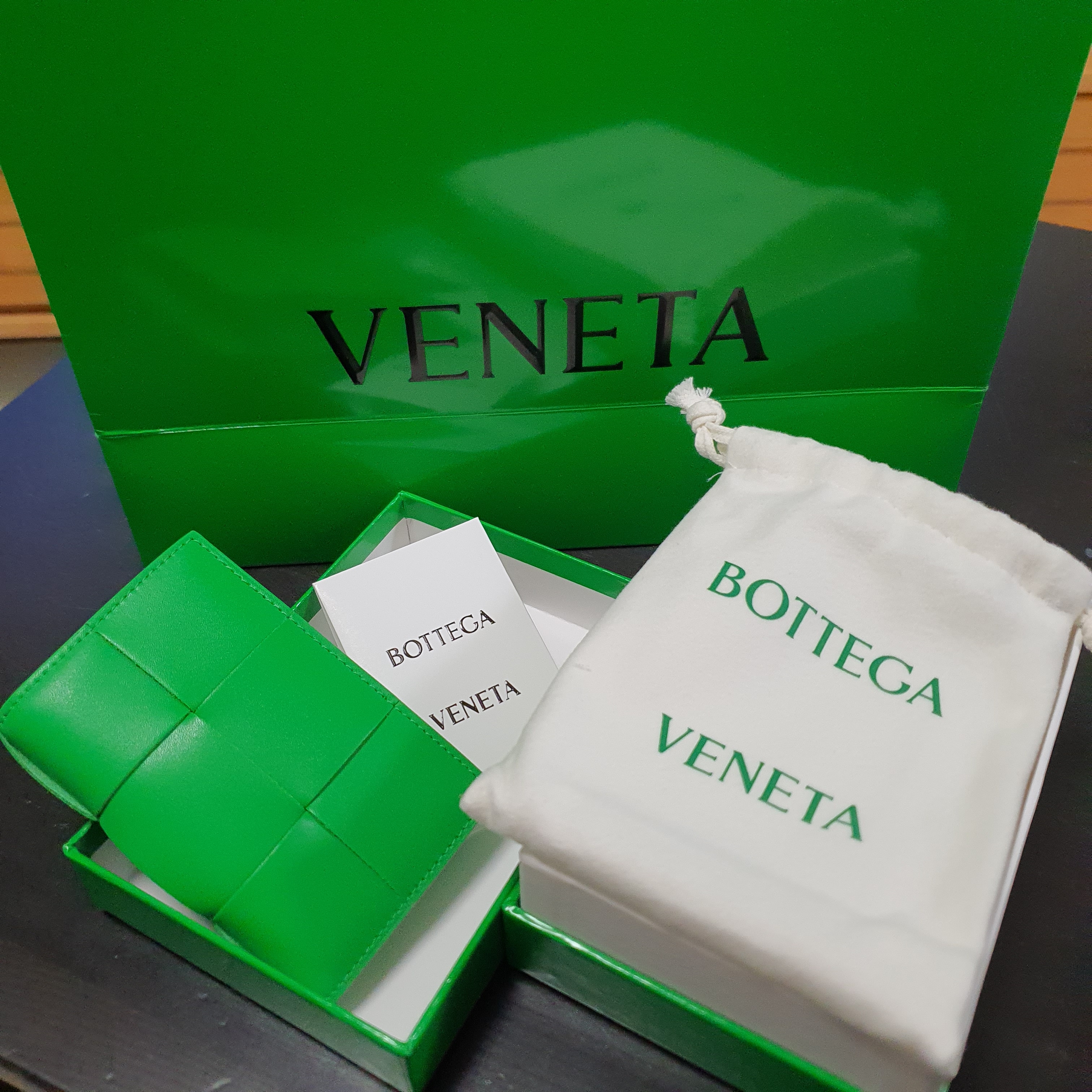 Bottega Veneta Flap Card Case Parakeet 착용 스타일