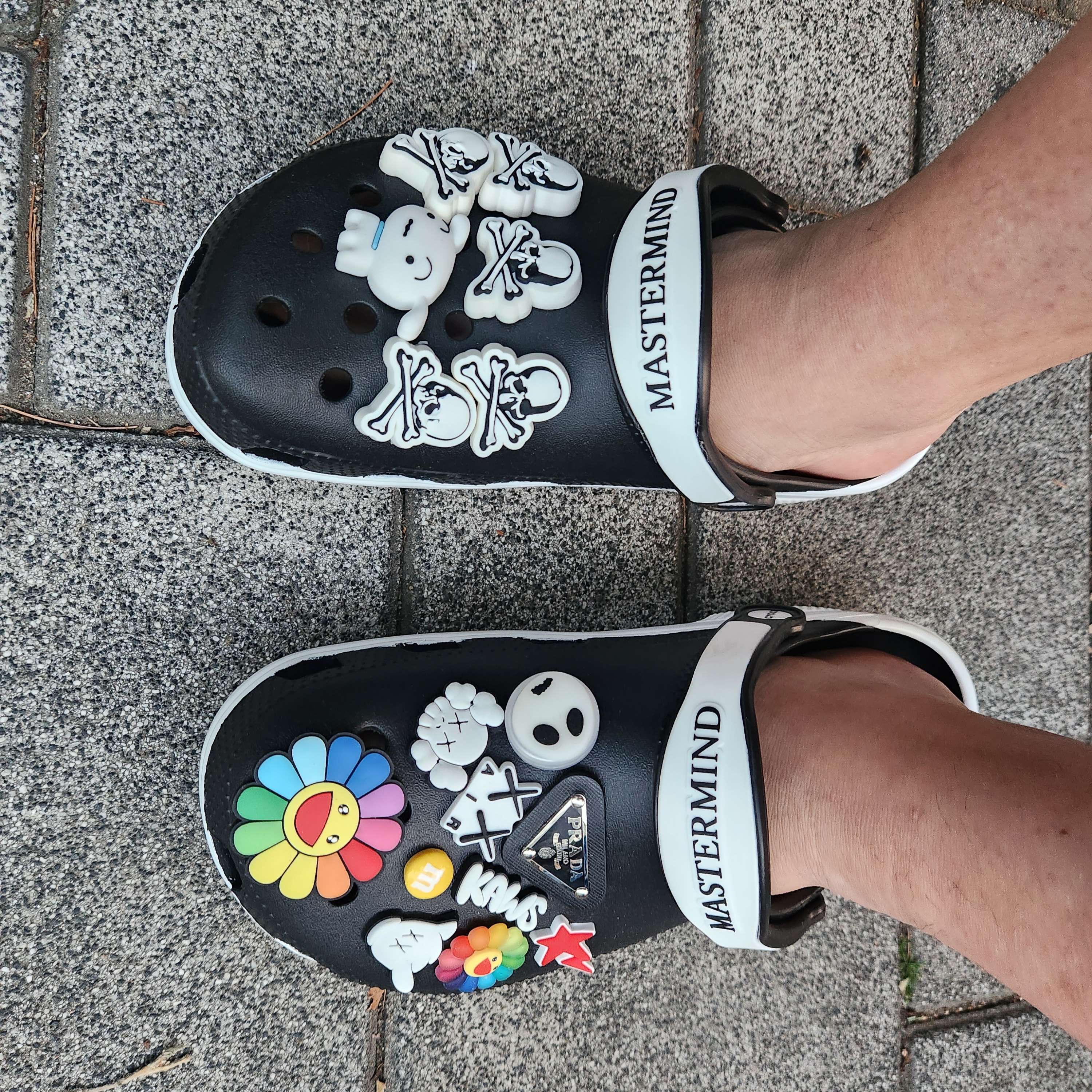 Crocs x Mastermind Classic Clog Black White 착용 스타일 - 1