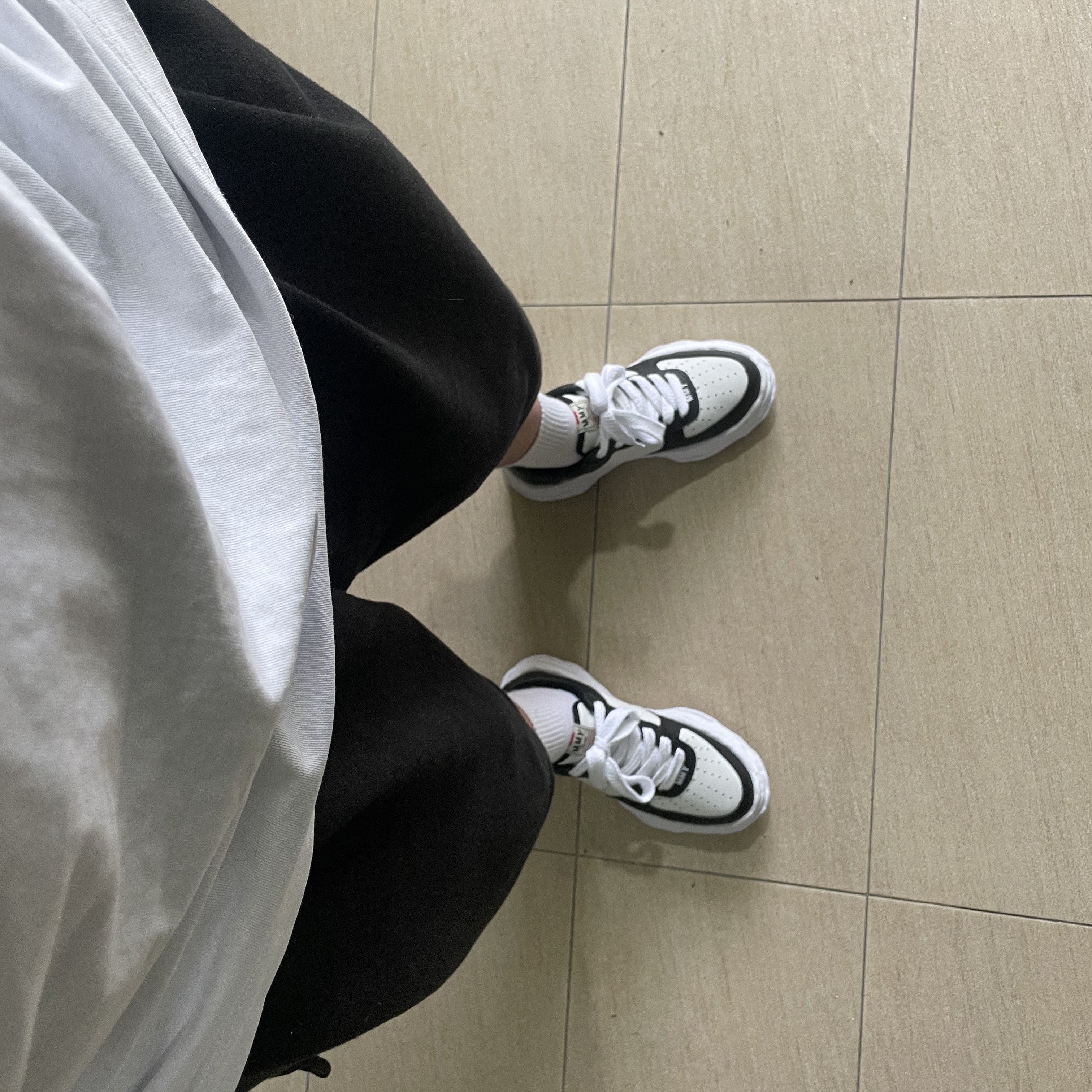 Maison Mihara Yasuhiro Wayne OG Sole Leather Low-top Sneakers Black White 착용 스타일 - 3