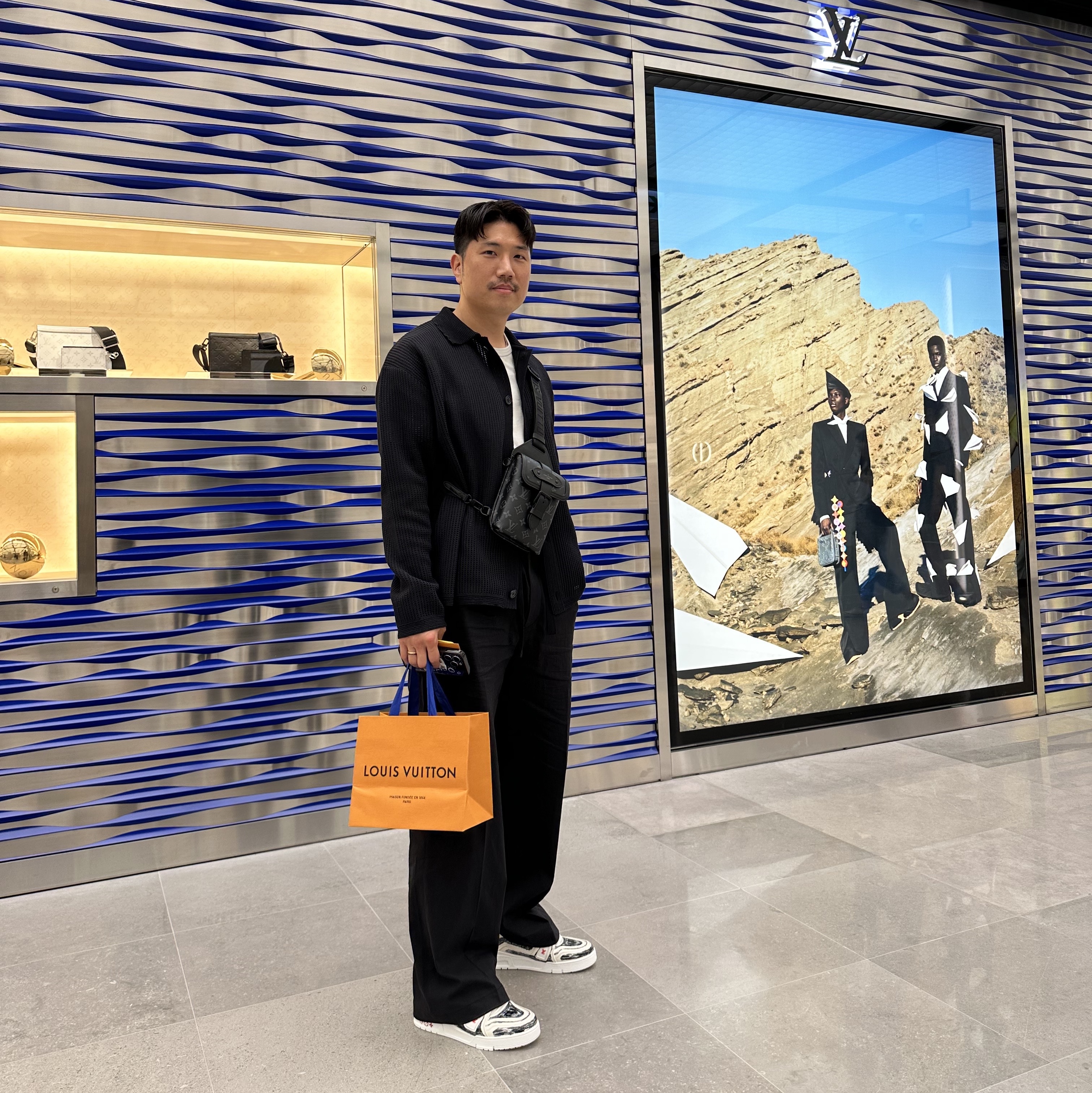 Louis Vuitton Saumur Slingbag Monogram Eclipse, Louis Vuitton LV Trainer Sneakers Printed Leather Black 착용 스타일 - 1