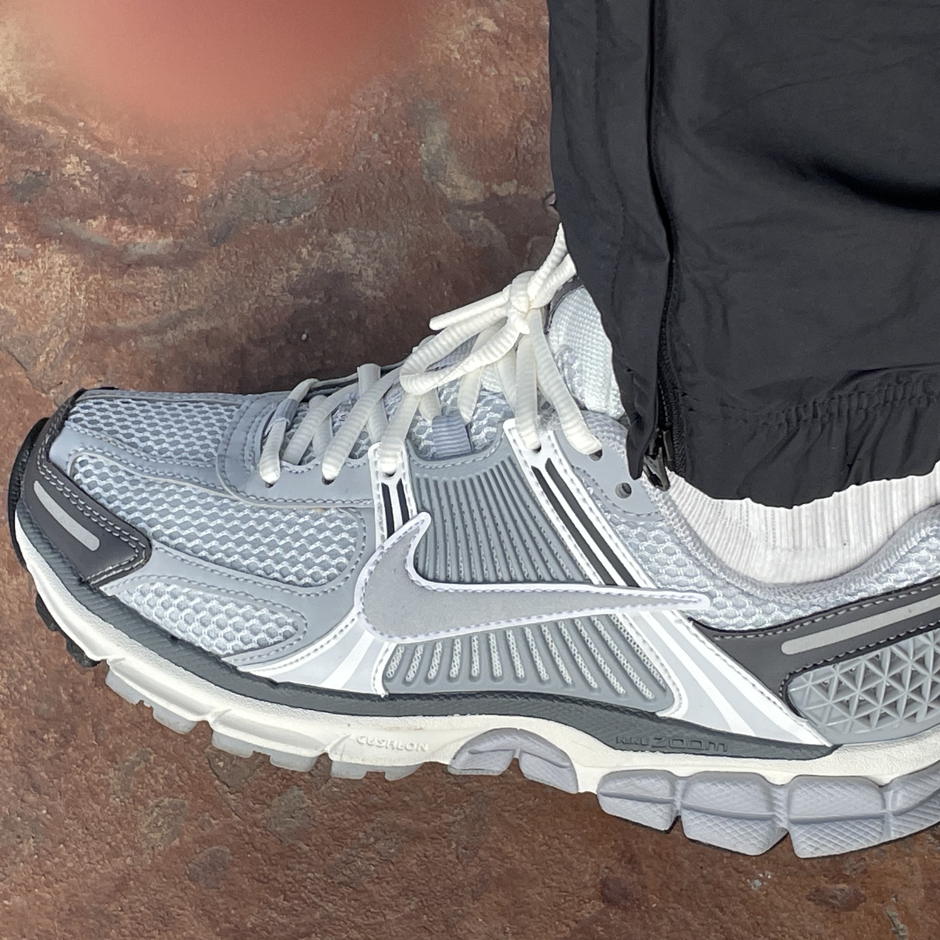 (W) Nike Zoom Vomero 5 Pure Platinum Metallic Silver 착용 스타일 - 1