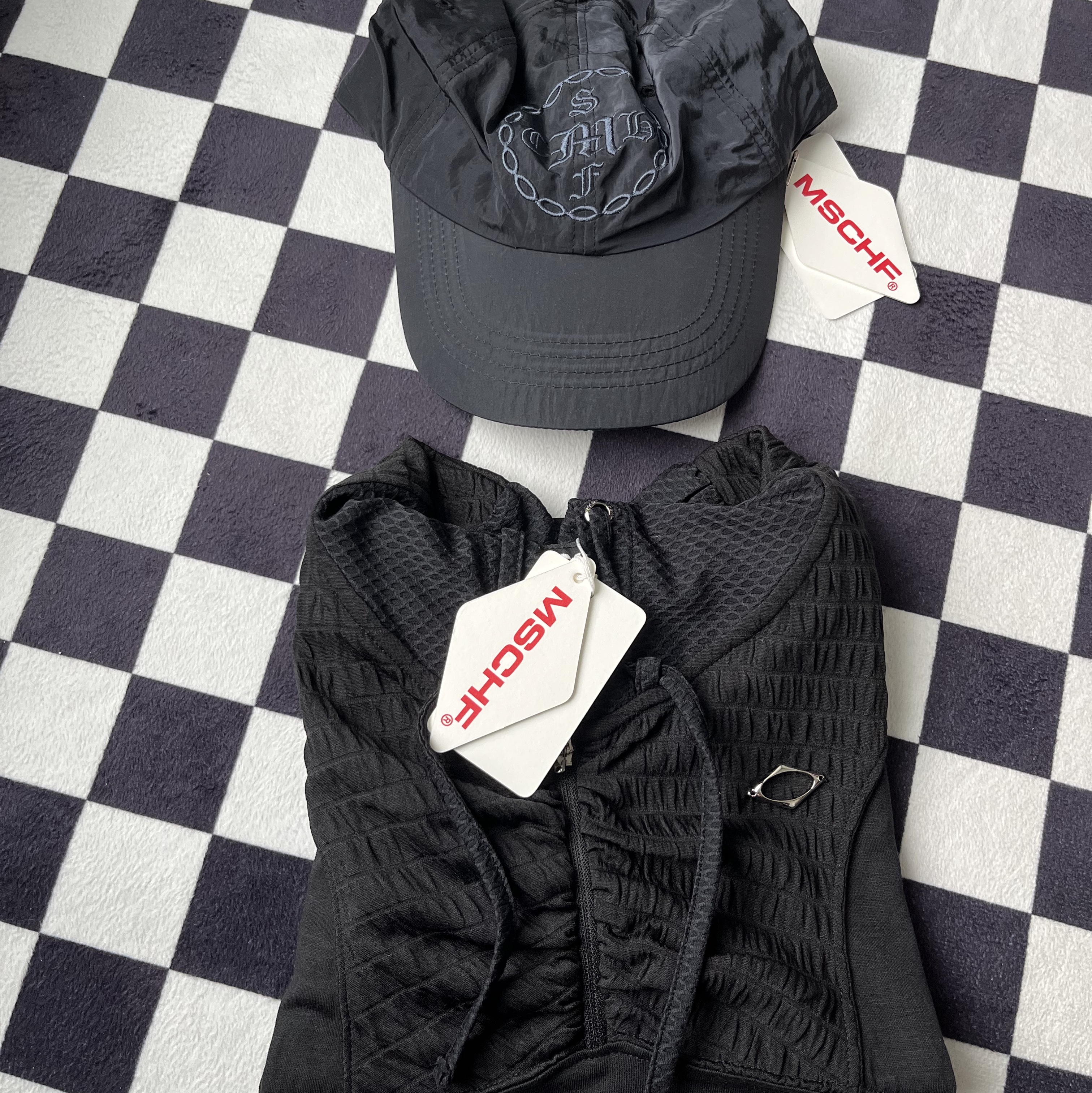 (W) Mischief Hooded Track Zip Up Black Multi, (W) Mischief Washed Nylon 6-Panel Ball Cap Black 착용 스타일