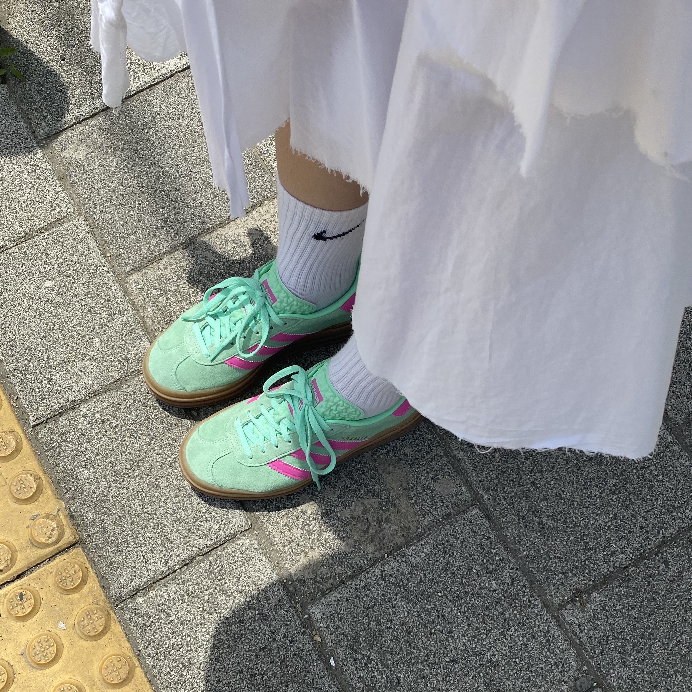 (W) Adidas Gazelle Bold Pulse Mint Pink 착용 스타일 - 3