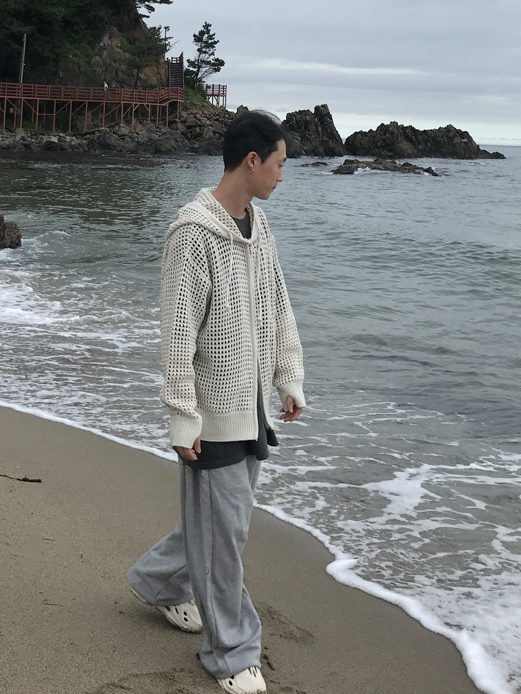 Adidas Yeezy Foam RNNR Sand 착용 스타일