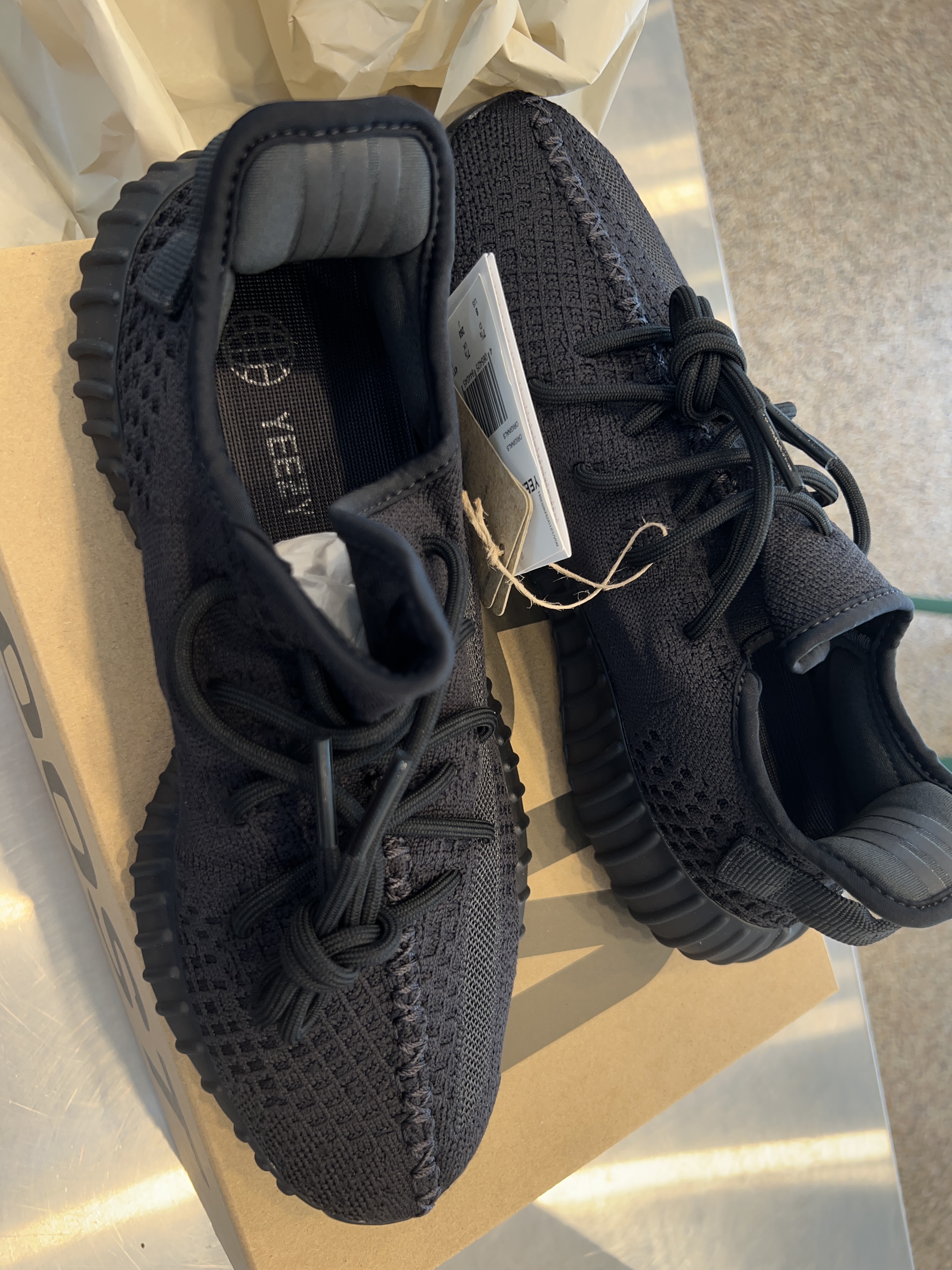 Adidas Yeezy Boost 350 V2 Onyx 착용 스타일 - 2