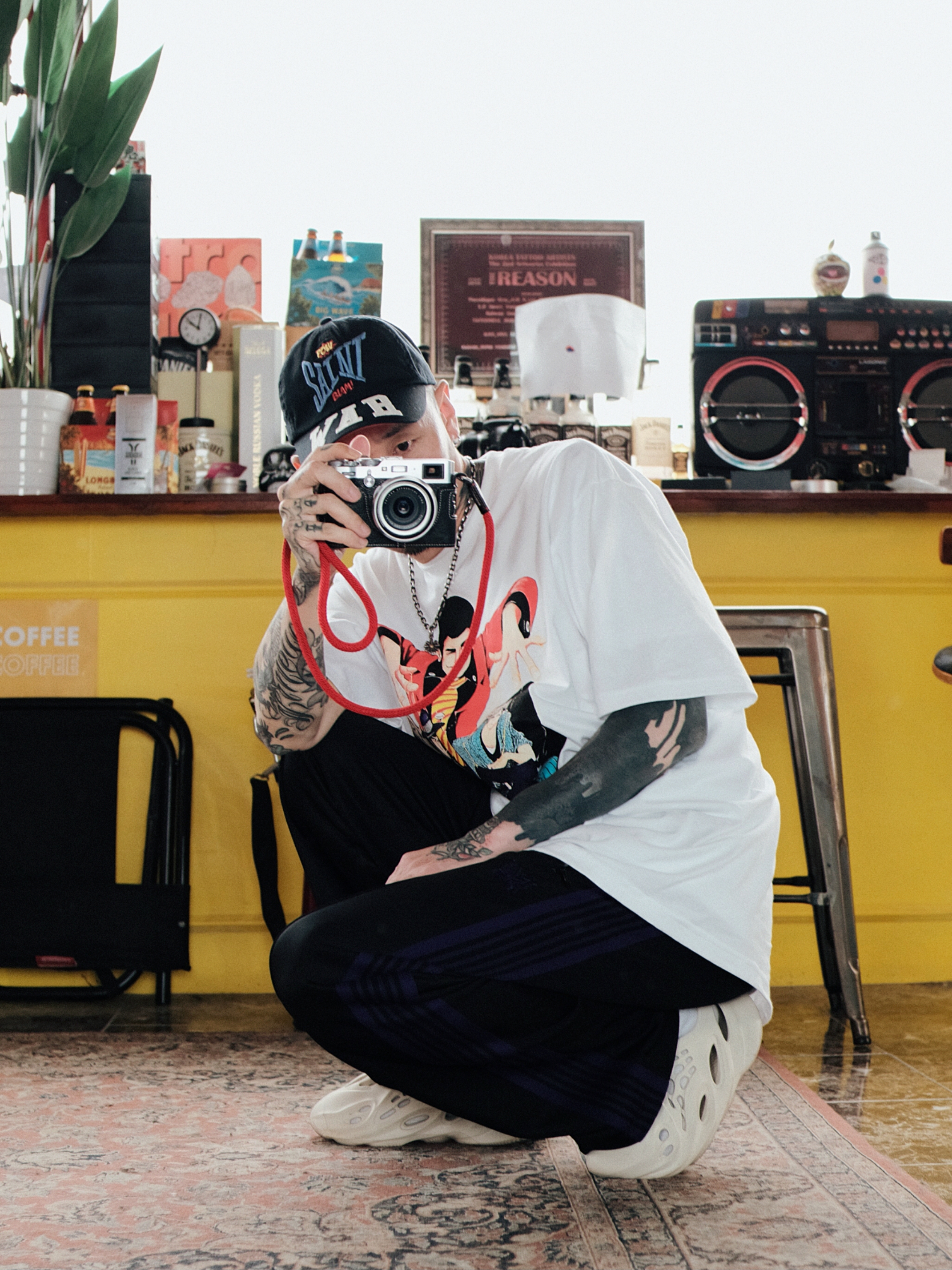 Vans x Peaches. Knu-Skool Black Pink, Supreme x Hysteric Glamour Snake Double Knee Denim Painter Pants Black - 21SS 착용 스타일 - 4