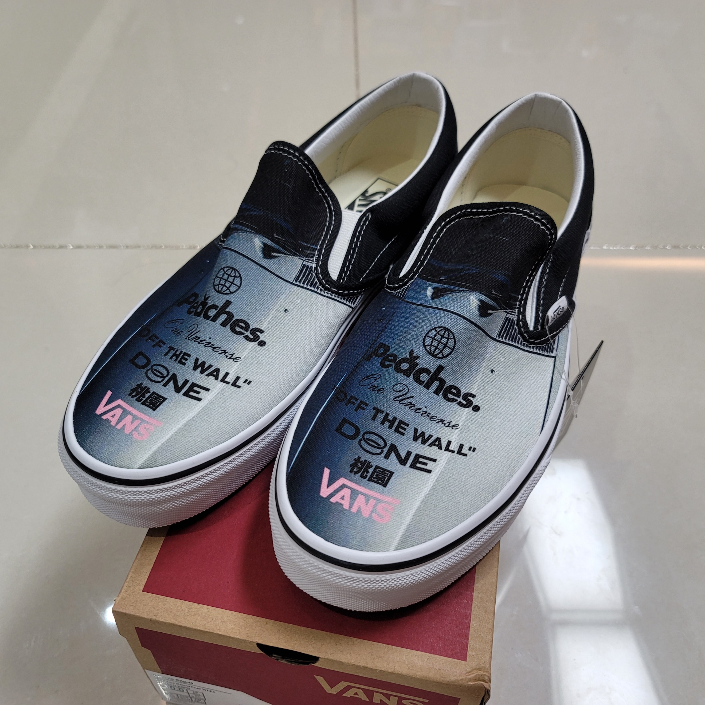 Vans x Peaches. Classic Slip-On Black True White, Vans x Peaches. Authentic Black Multi 착용 스타일 - 1
