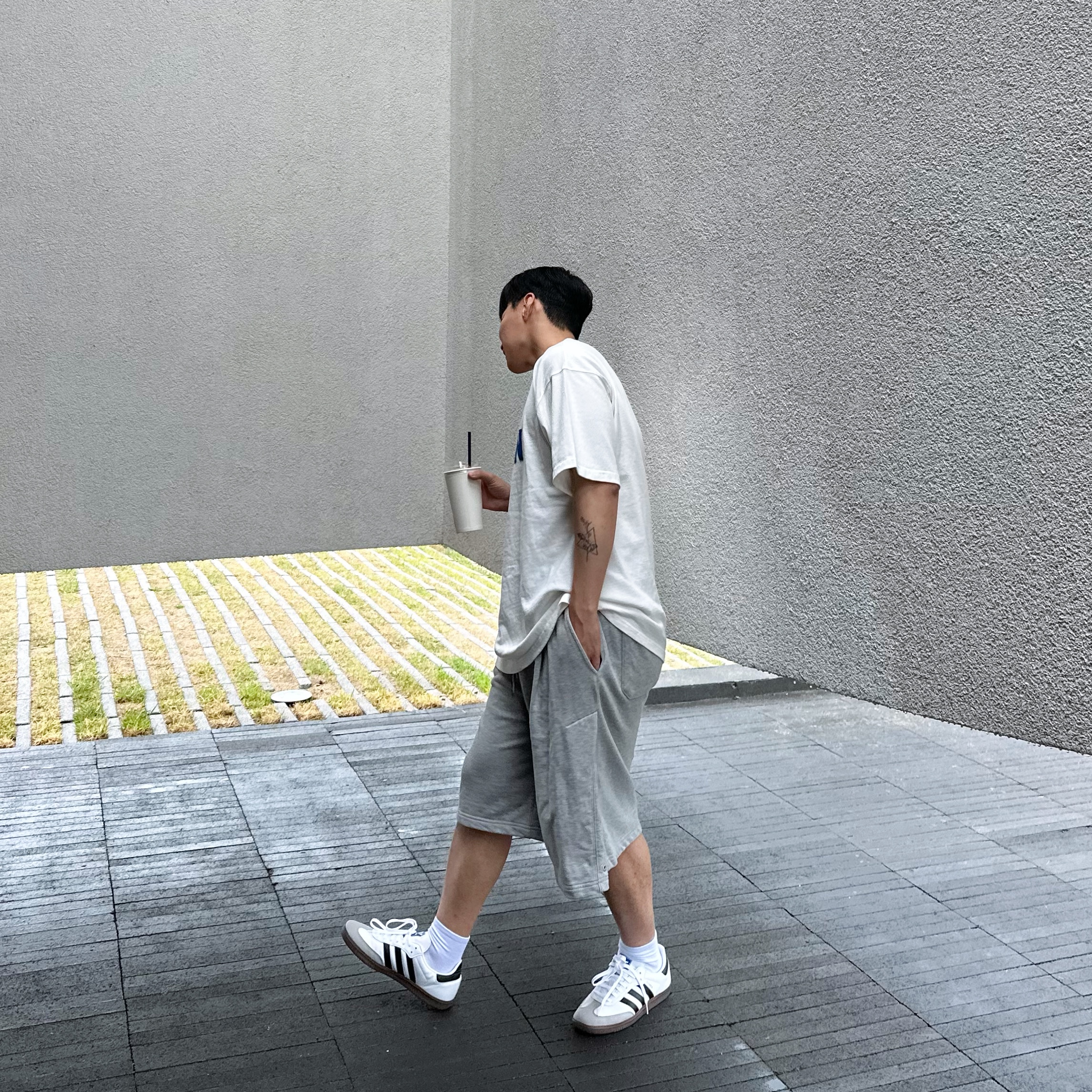 Adidas Samba Vegan White Black 착용 스타일 - 1