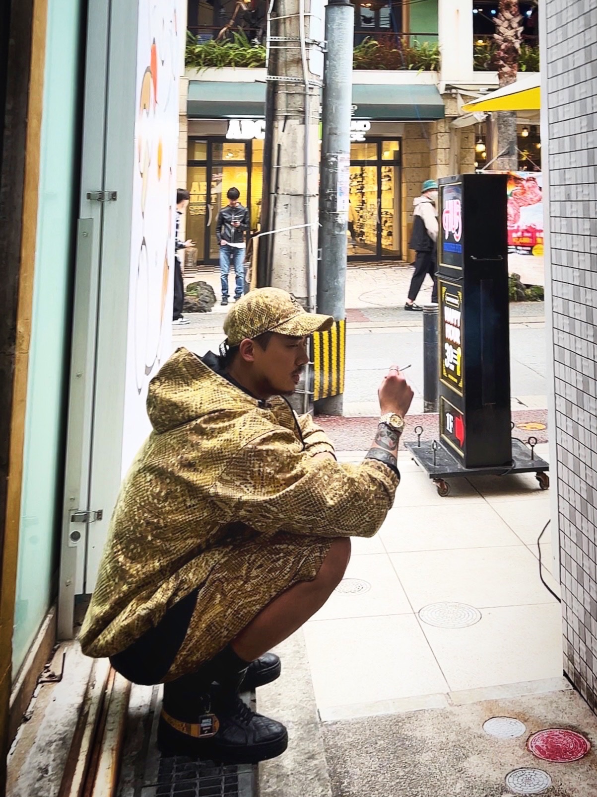 Supreme x Nike ACG Denim 6-Panel Gold Snakeskin - 22FW, Supreme x Nike ACG Denim Pullover Gold Snakeskin - 22FW 착용 스타일 - 2