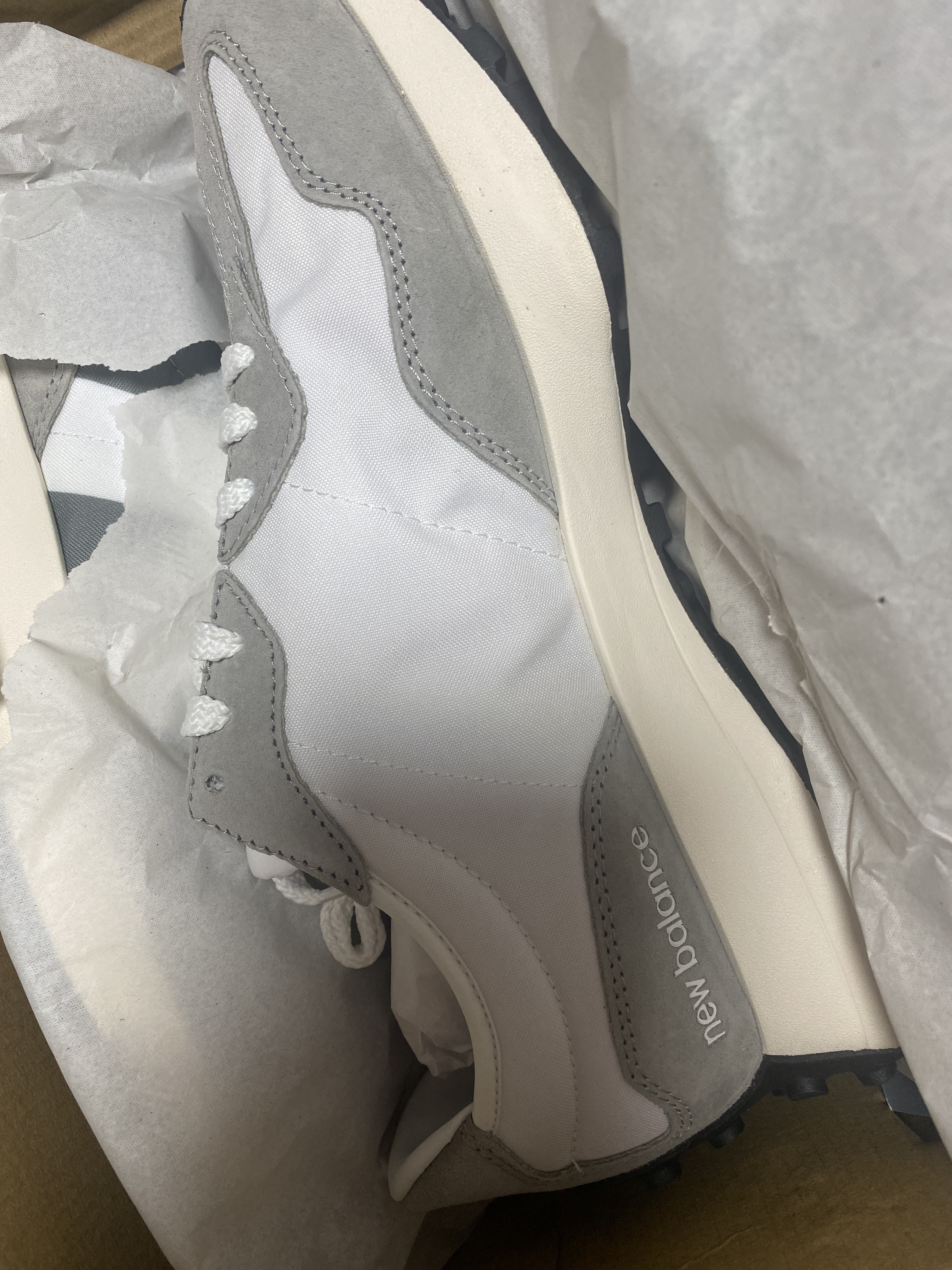 New Balance 327 Grey 착용 스타일