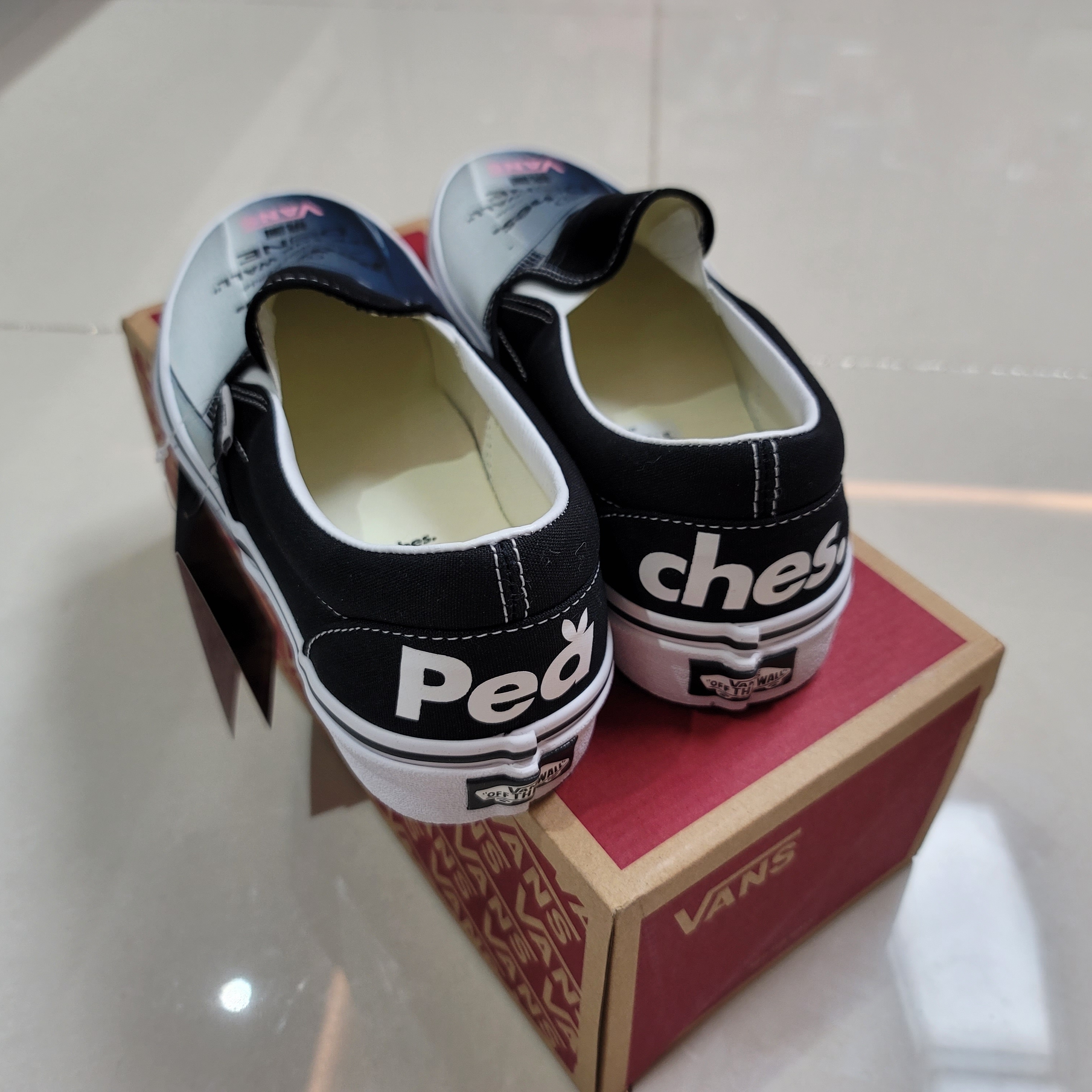 Vans x Peaches. Classic Slip-On Black True White, Vans x Peaches. Authentic Black Multi 착용 스타일 - 3