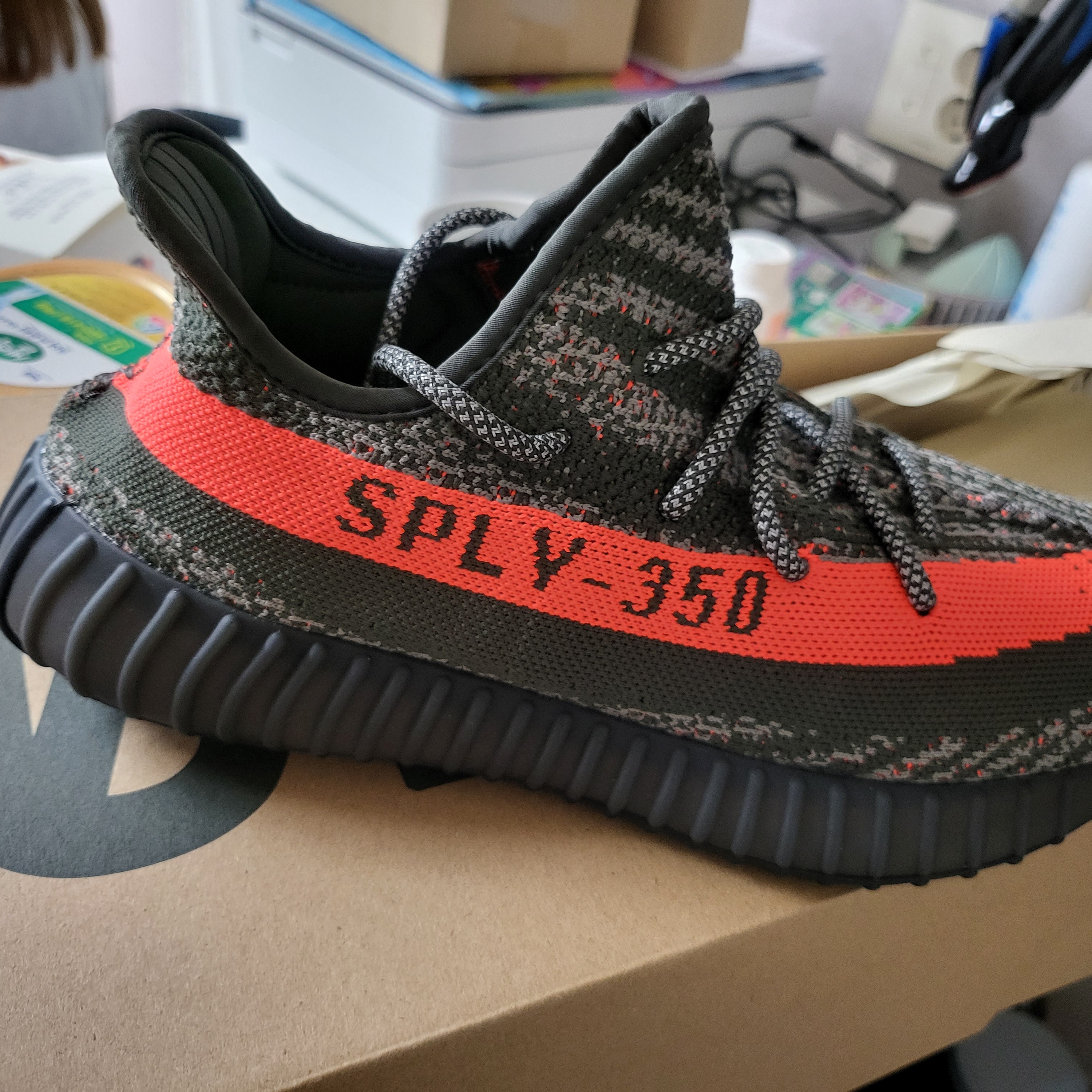 Adidas Yeezy Boost 350 V2 Carbon Beluga 착용 스타일