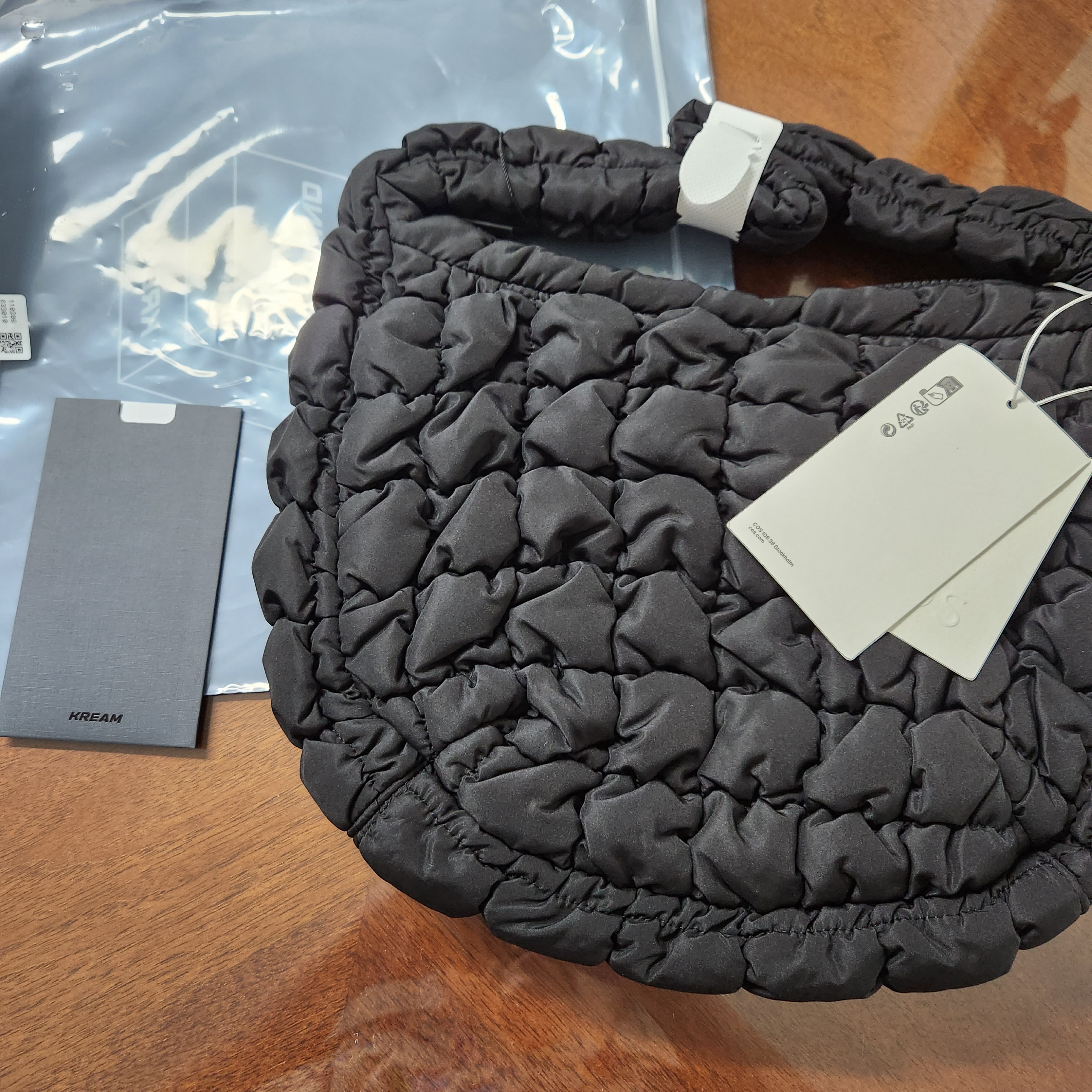 COS Quilted Mini Bag Black 착용 스타일