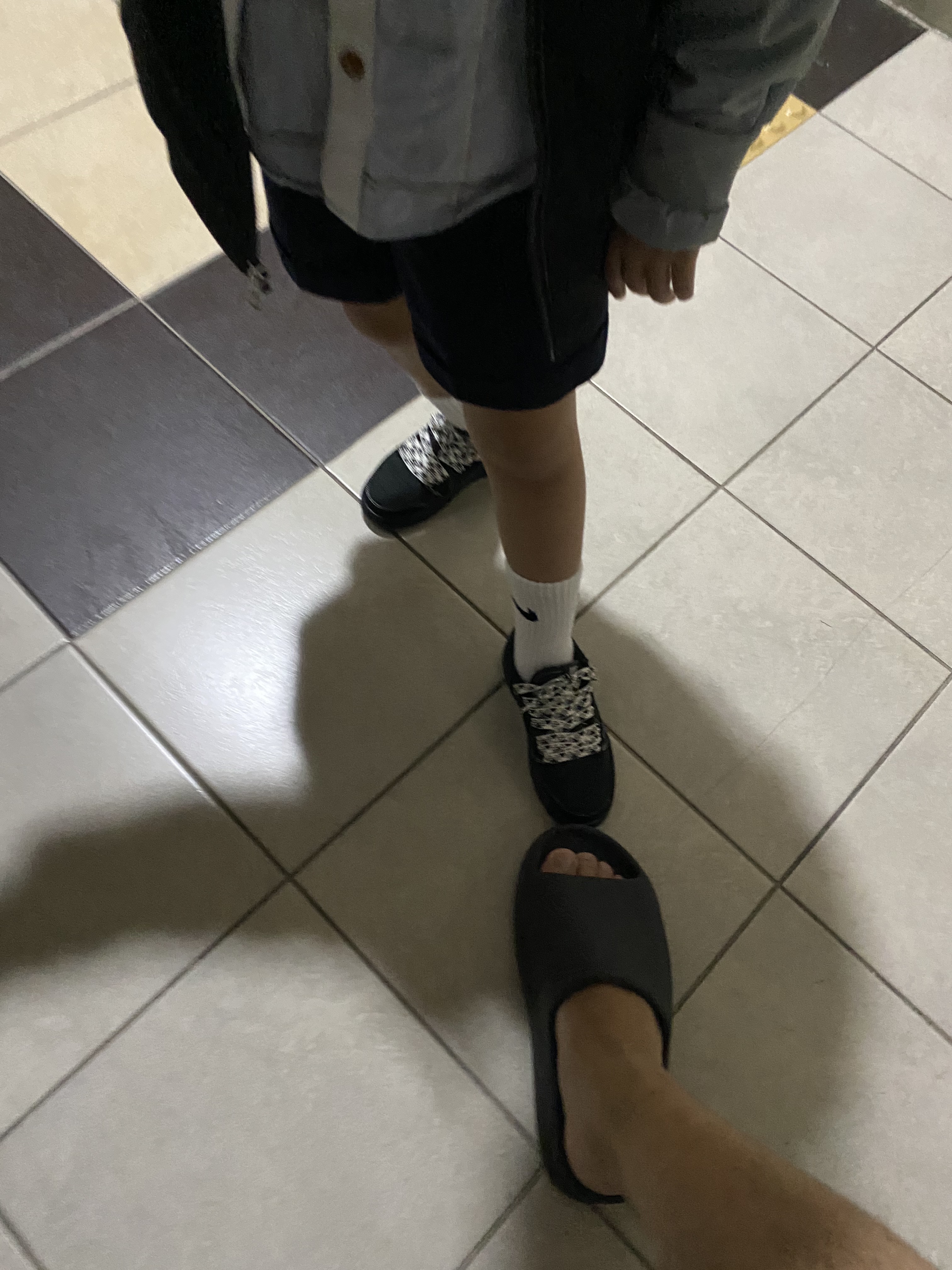 Adidas Yeezy Slide Onyx, (PS) Jordan 1 x Travis Scott Retro Low OG SP Black Phantom 착용 스타일