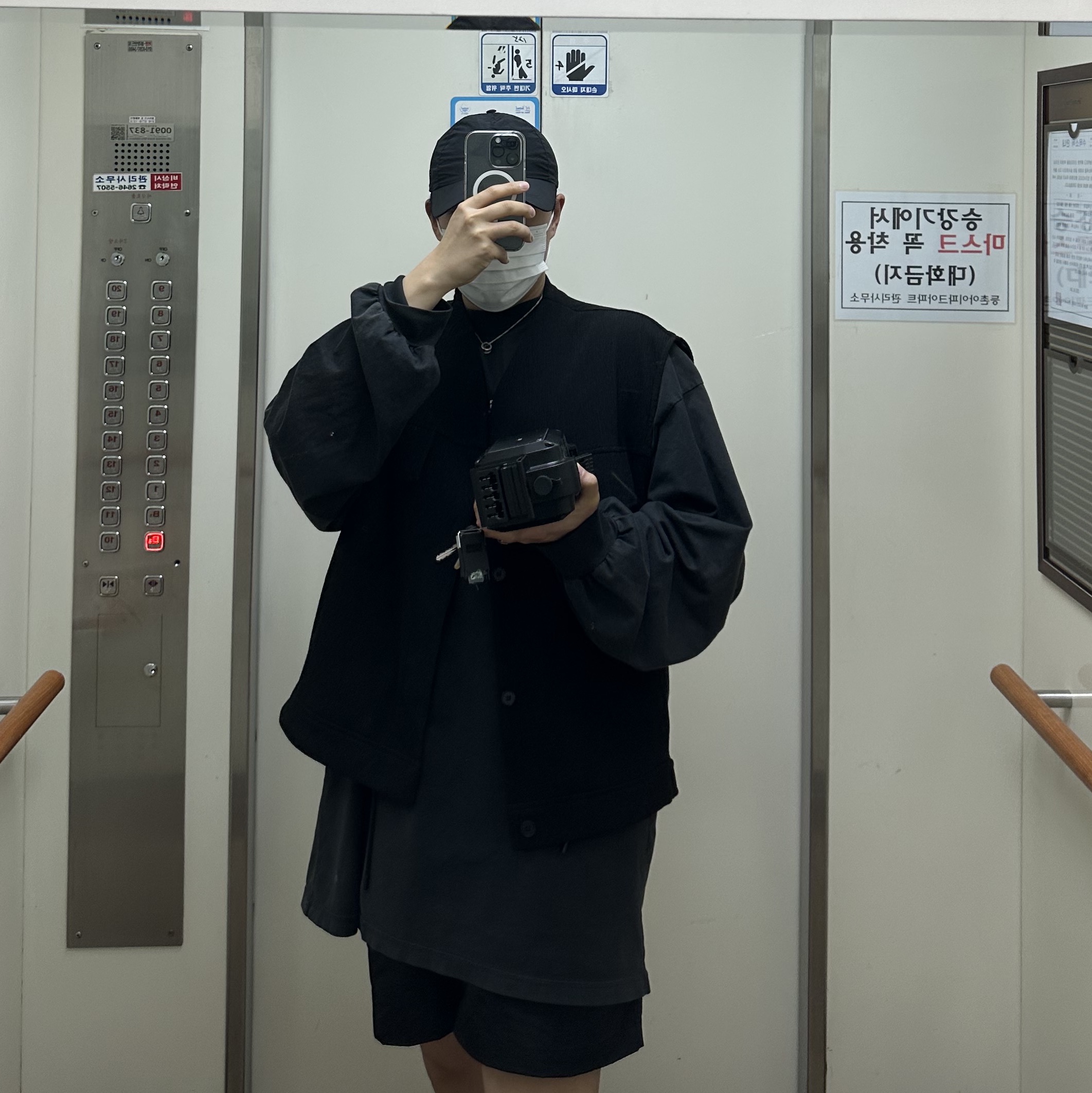 Balenciaga x Adidas Oversized Long Sleeve T-Shirt Black, Keen Jasper Rocks SP Sneakers Beige 착용 스타일 - 1