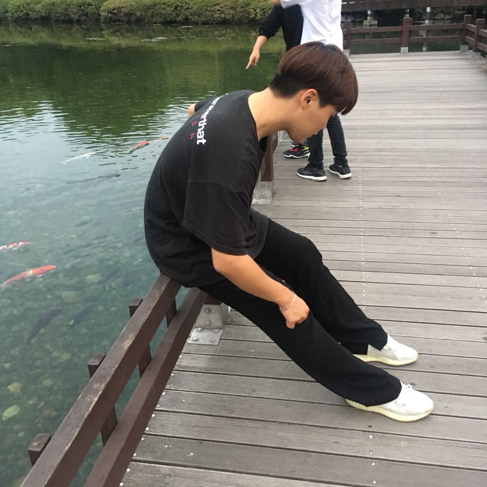 Adidas Yeezy Boost 350 V2 Cream/Triple White 착용 스타일