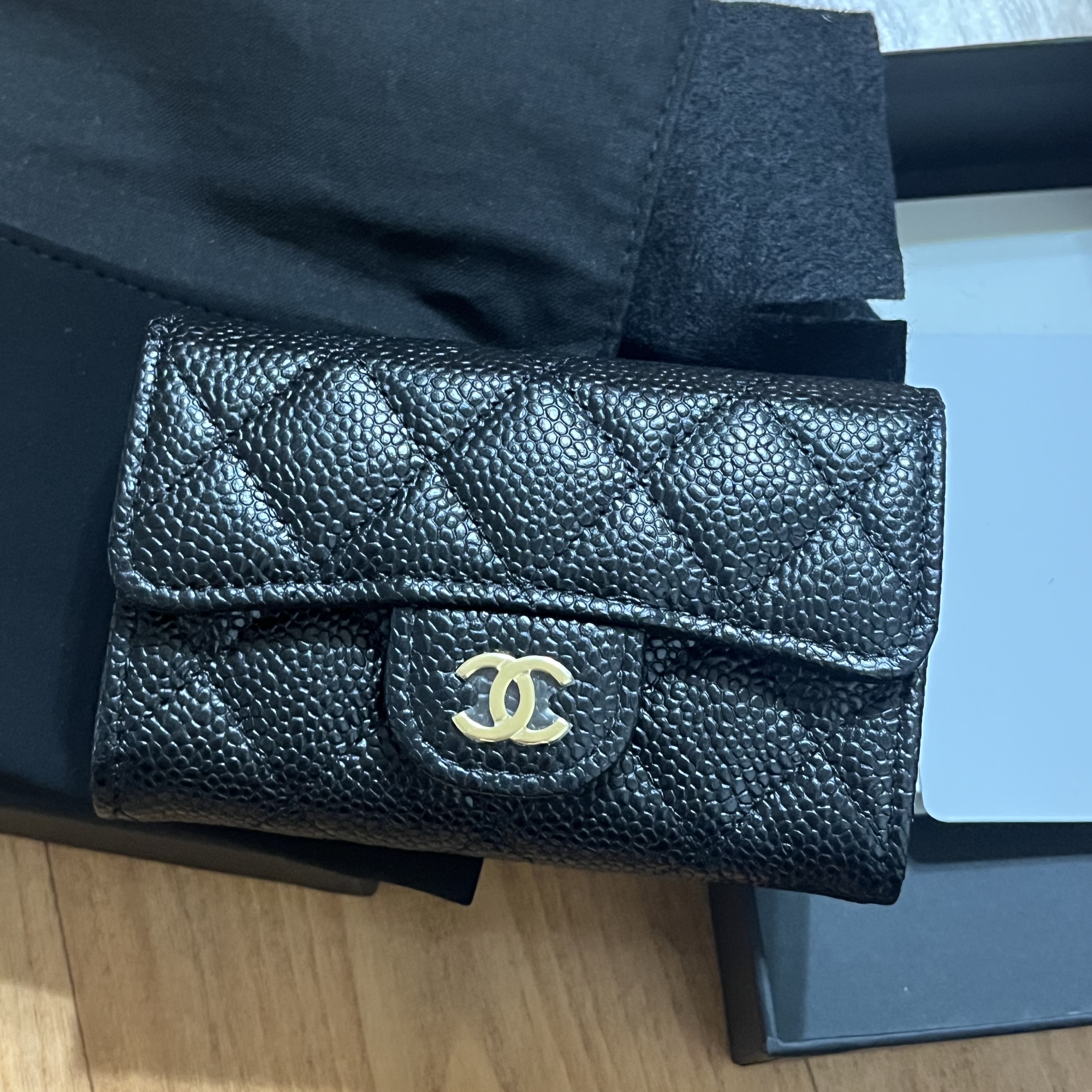 Chanel Classic Card Holder Grained Calfskin & Gold Black 착용 스타일